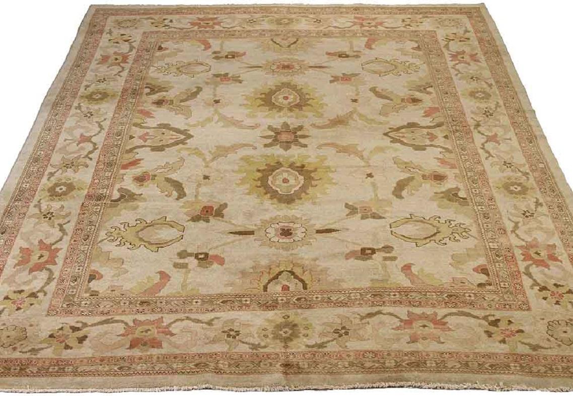 Descubre la elegancia de las alfombras persas Mahal de Circa 1990. Diseñado con lana y marrón-verde-marfil, este diseño exclusivo es perfecto para realzar tu espacio.