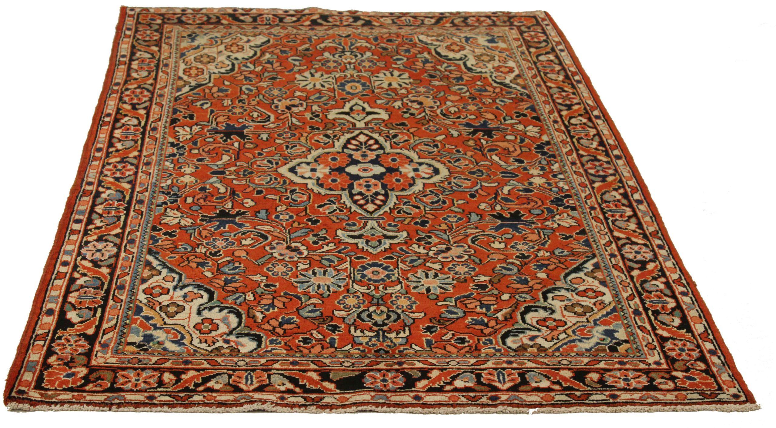Scopri l'eleganza dei tappeti persiani Mahal. Progettato con una meticolosa attenzione ai dettagli, questo design esclusivo è perfetto per valorizzare il tuo spazio.