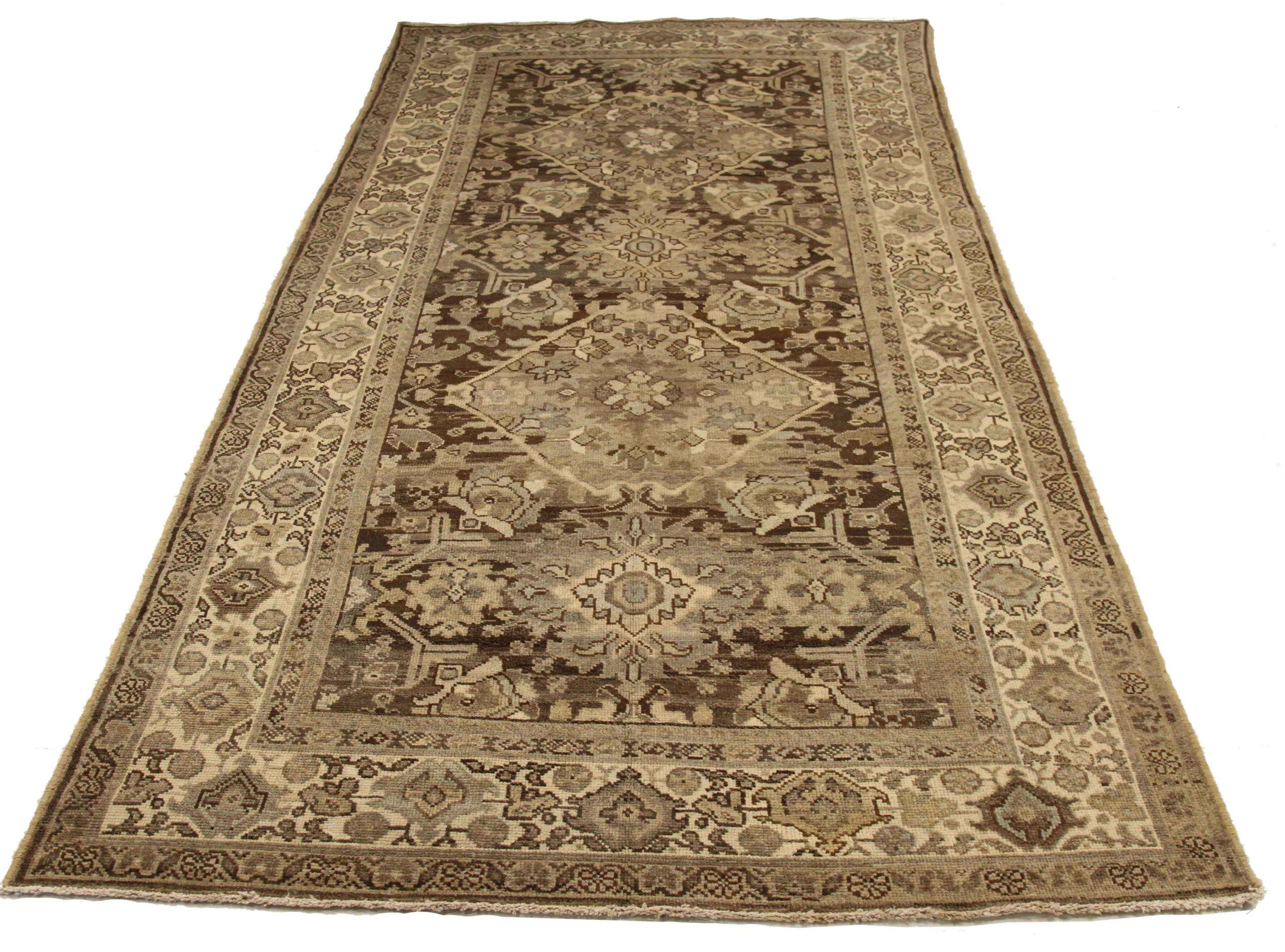 Descubre la elegancia de las alfombras persas Mahal. Diseñado con meticulosa atención al detalle, este diseño exclusivo es perfecto para realzar tu espacio.