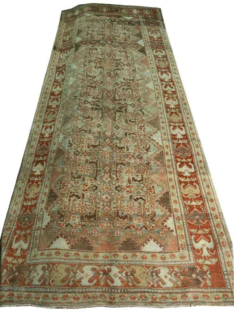 Découvrez l'élégance des tapis Persian Mahal. Conçu avec une attention méticuleuse aux détails, ce design exclusif est parfait pour mettre en valeur votre espace.