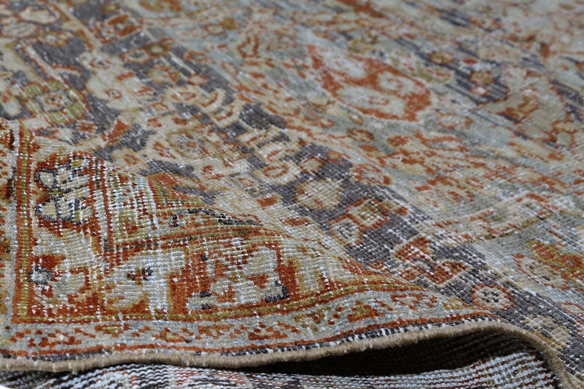 Entdecken Sie die Eleganz von Persian Mahal mit Teppichen aus der Zeit um 1880. Dieses exklusive Design aus Wolle und Blau ist perfekt, um Ihren Raum zu verschönern.