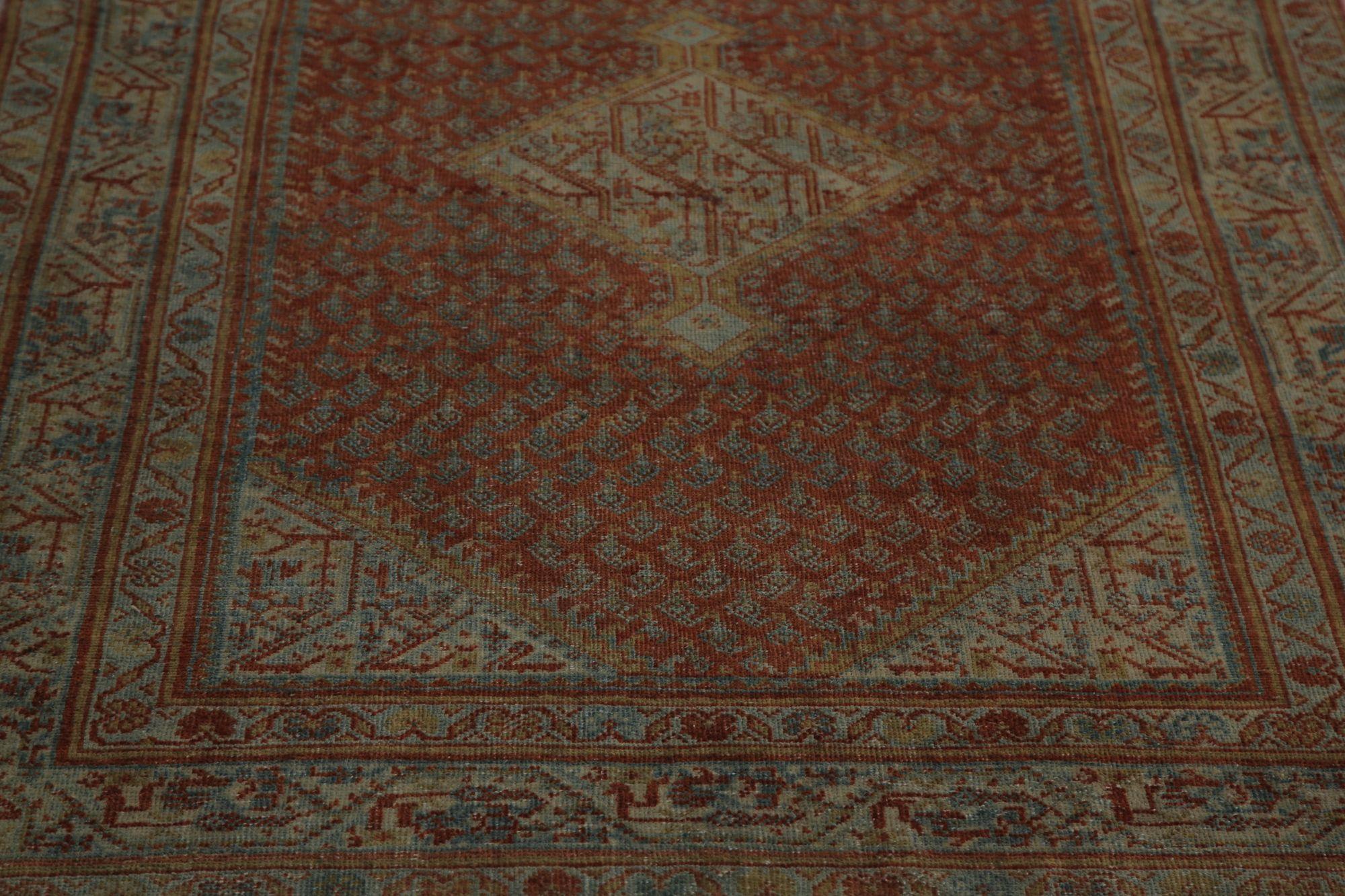 Scopri l'eleganza dei tappeti persiani Mahal, caratterizzati da tappeti d'area del 1910. Progettato in lana e marrone, questo design esclusivo è perfetto per valorizzare il tuo spazio.