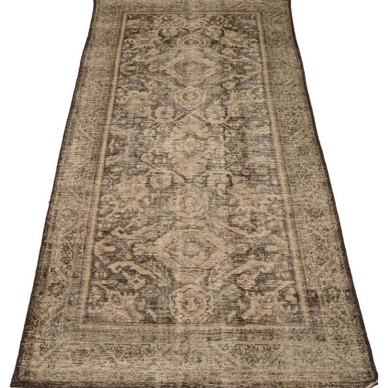 Scopri l'eleganza dei tappeti persiani Mahal, caratterizzati da tappeti d'area del 1910. Progettato in lana e marrone-avorio, questo design esclusivo è perfetto per valorizzare il tuo spazio.