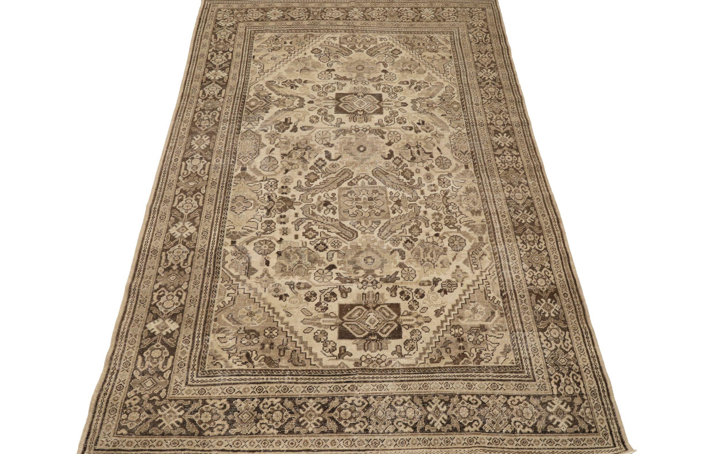 Scopri l'eleganza dei tappeti persiani Mahal, caratterizzati da tappeti d'area del 1910. Progettato in lana e marrone-avorio, questo design esclusivo è perfetto per valorizzare il tuo spazio.