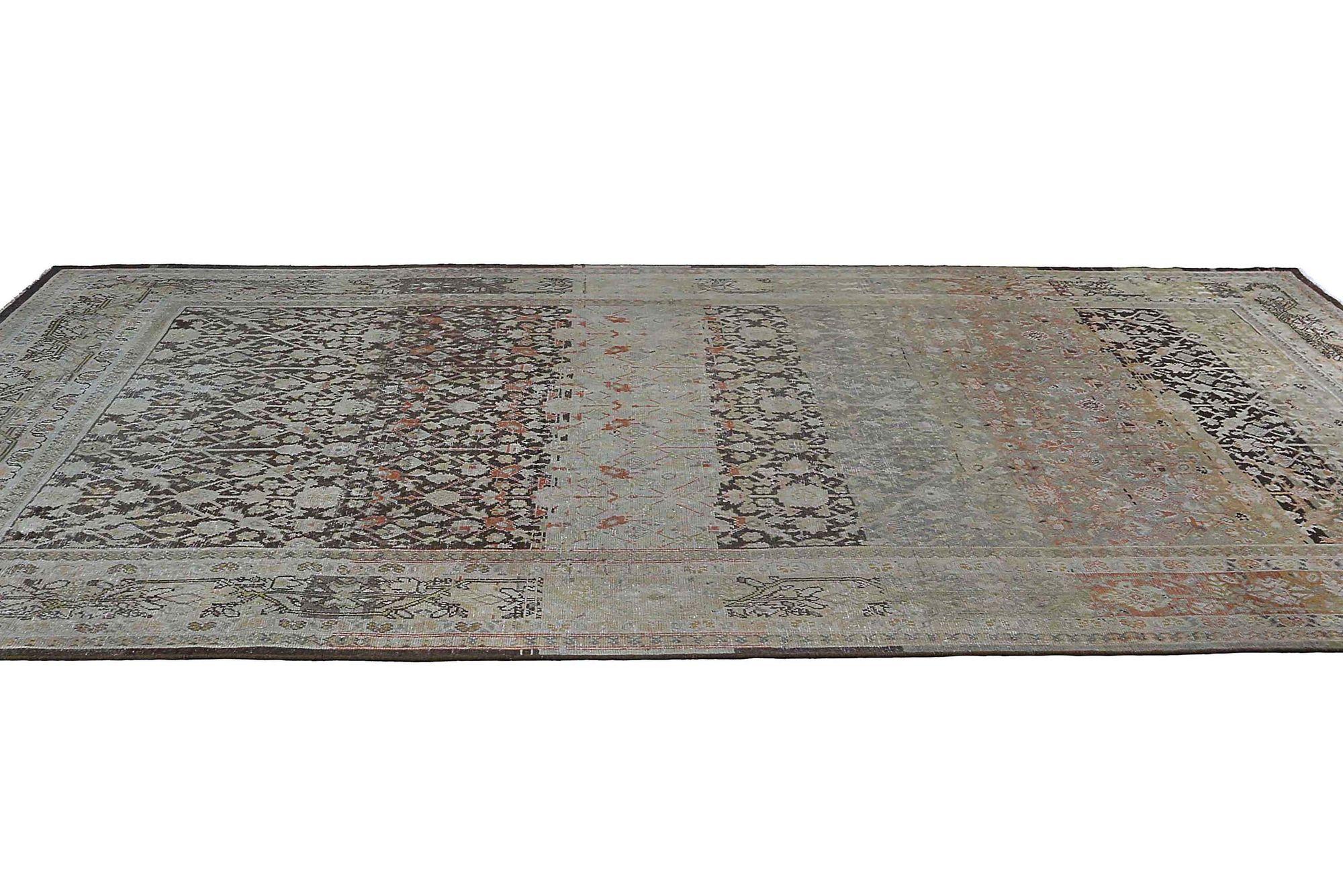 Entdecken Sie die Eleganz von Persian Mahal mit Teppichen aus der Zeit um 1880. Dieses exklusive Design aus Wolle und Braun-Elfenbein ist perfekt, um Ihren Raum zu verschönern.