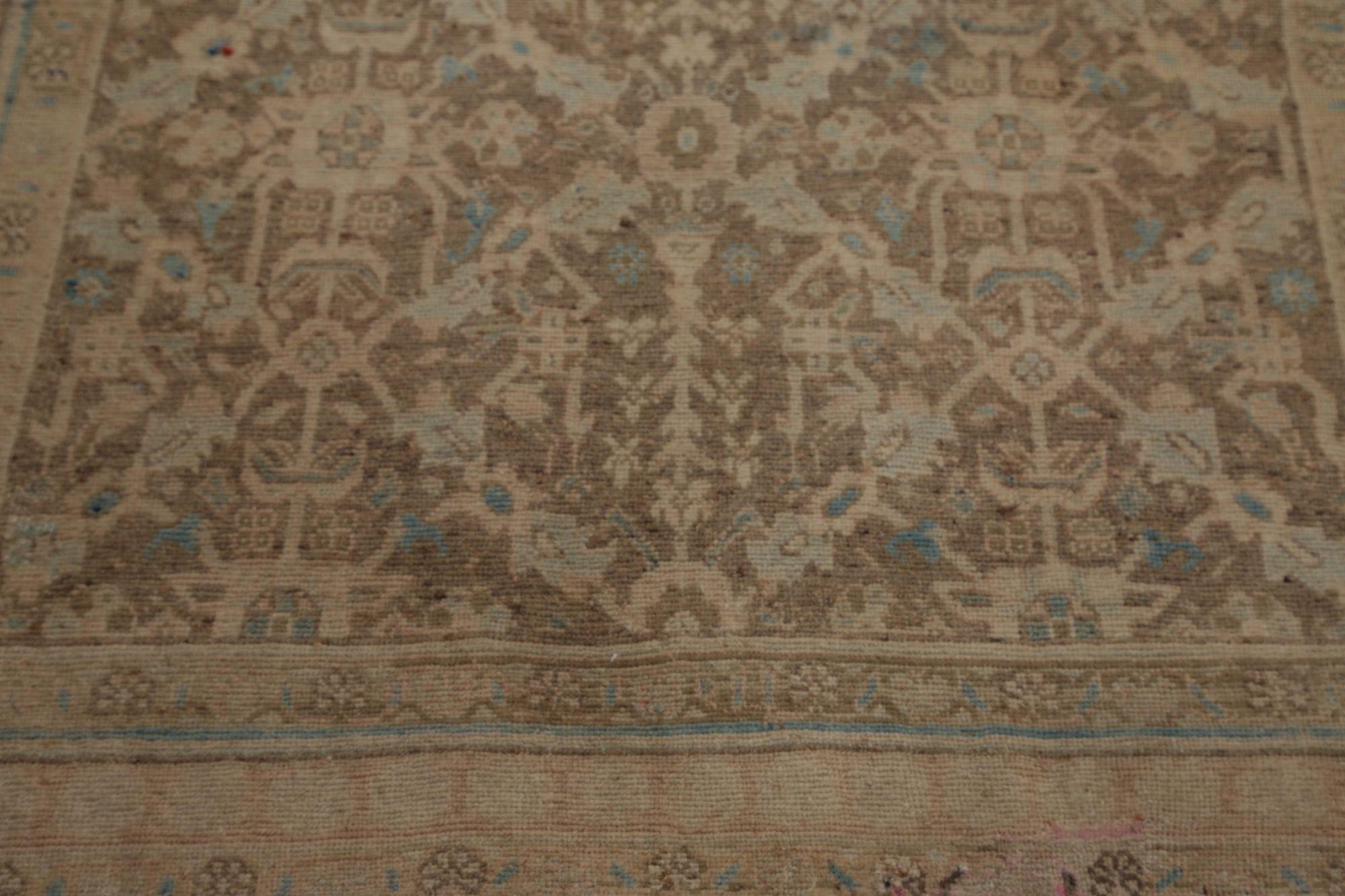 Entdecken Sie die Eleganz von Persian Mahal mit Teppichen aus der Zeit um 1880. Dieses exklusive Design aus Wolle und Braun-Elfenbein ist perfekt, um Ihren Raum zu verschönern.