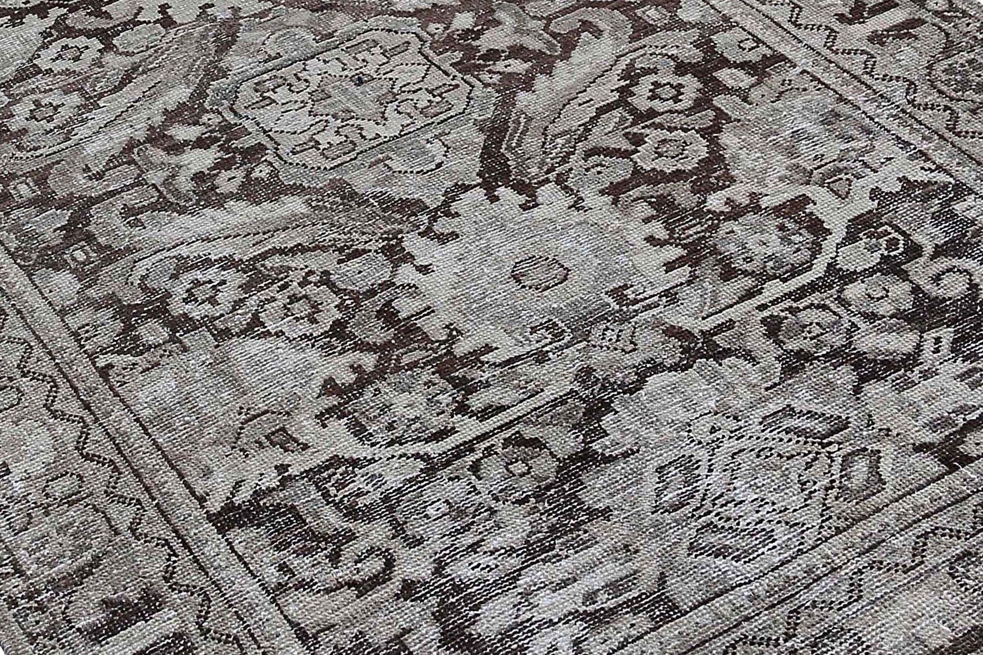 Scopri l'eleganza dei tappeti persiani Mahal, caratterizzati da tappeti d'area del 1880. Progettato in lana e marrone-avorio, questo design esclusivo è perfetto per valorizzare il tuo spazio.