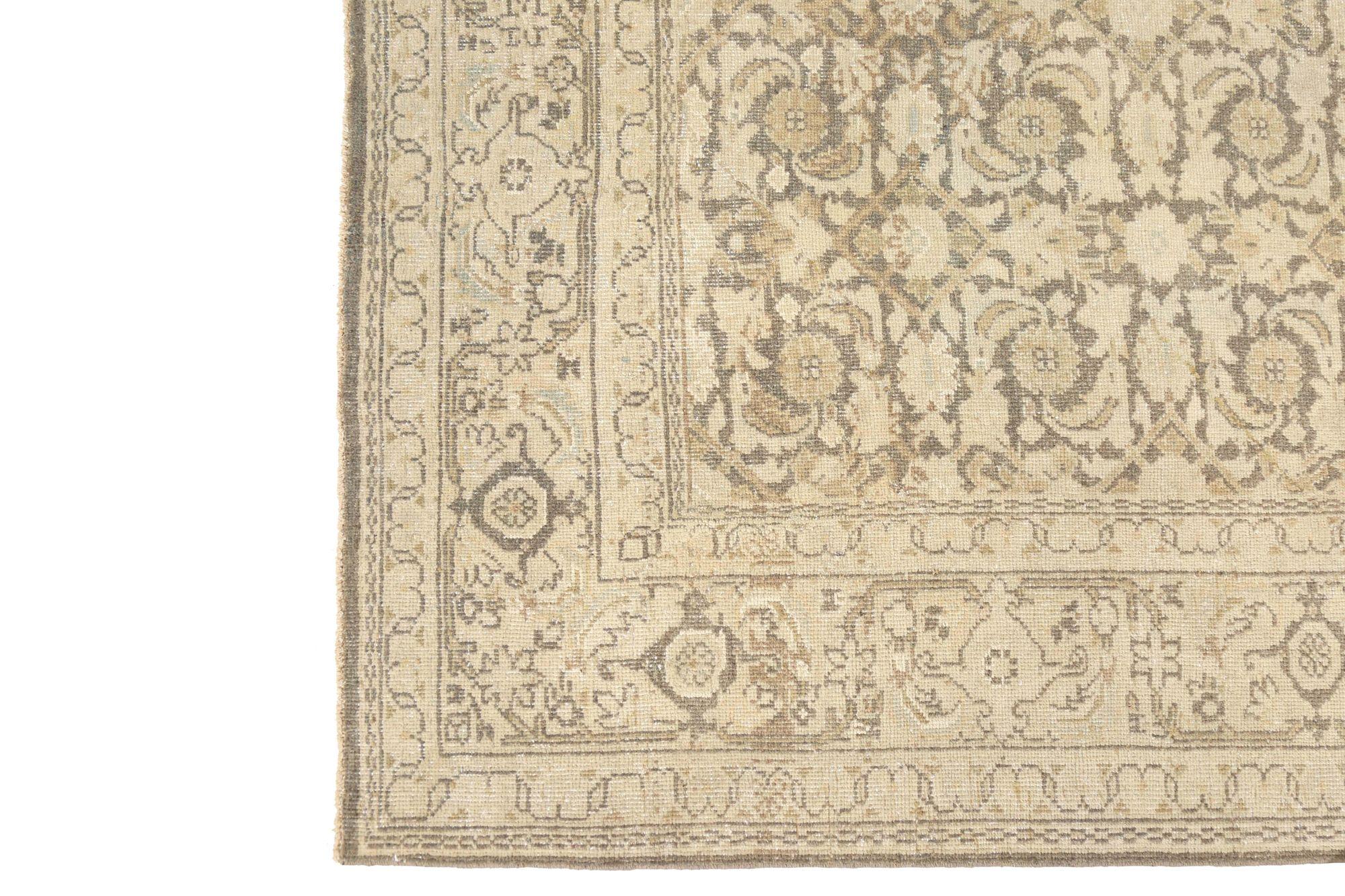 Entdecken Sie die Eleganz von Persian Mahal mit Teppichen aus der Zeit um 1910. Dieses exklusive Design aus Wolle und Braun-Elfenbein ist perfekt, um Ihren Raum zu verschönern.