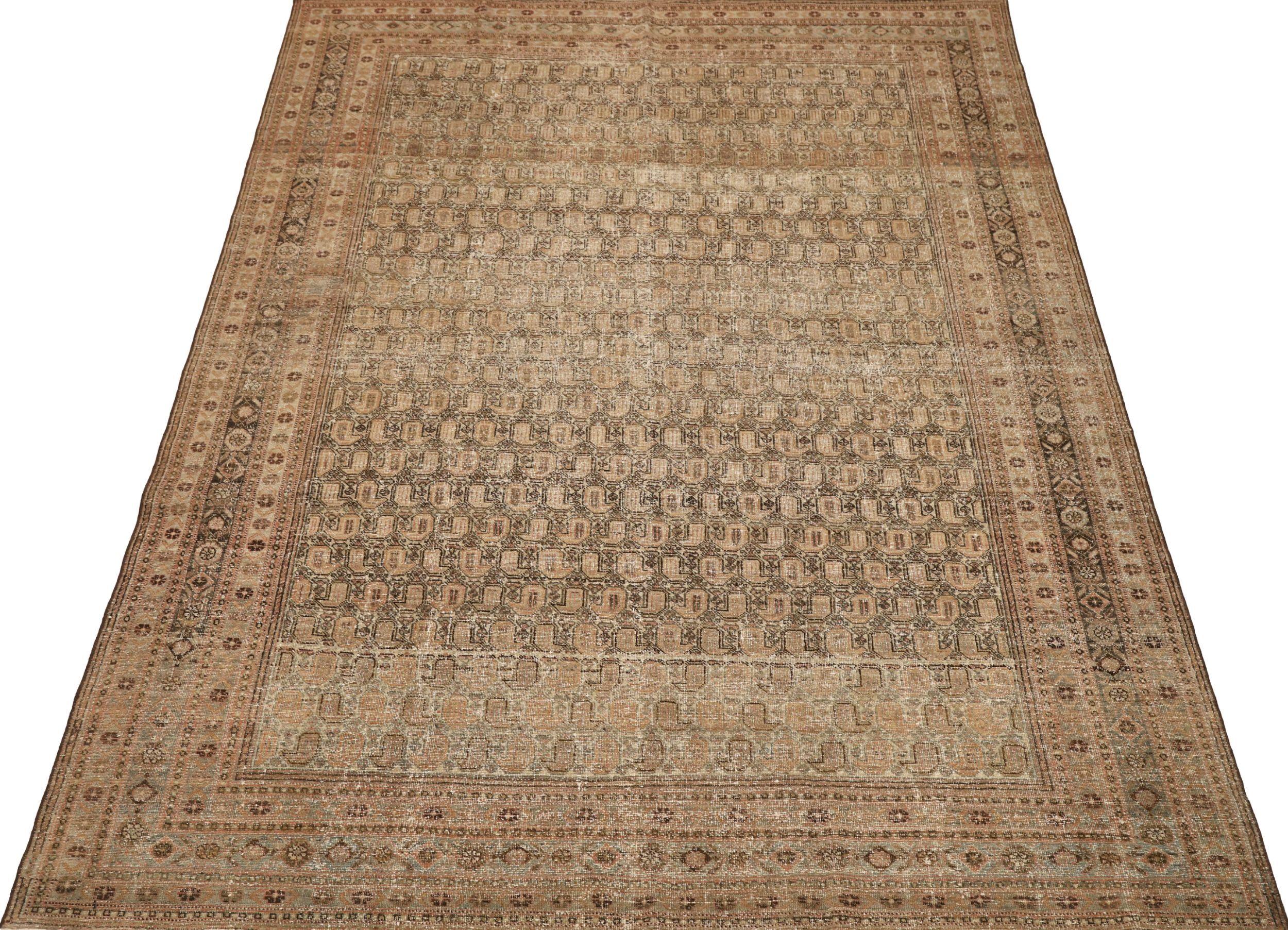 Entdecken Sie die Eleganz von Persian Mahal mit Teppichen aus der Zeit um 1880. Dieses exklusive Design aus Wolle und Braun-Elfenbein-Rosa ist perfekt, um Ihren Raum zu verschönern.