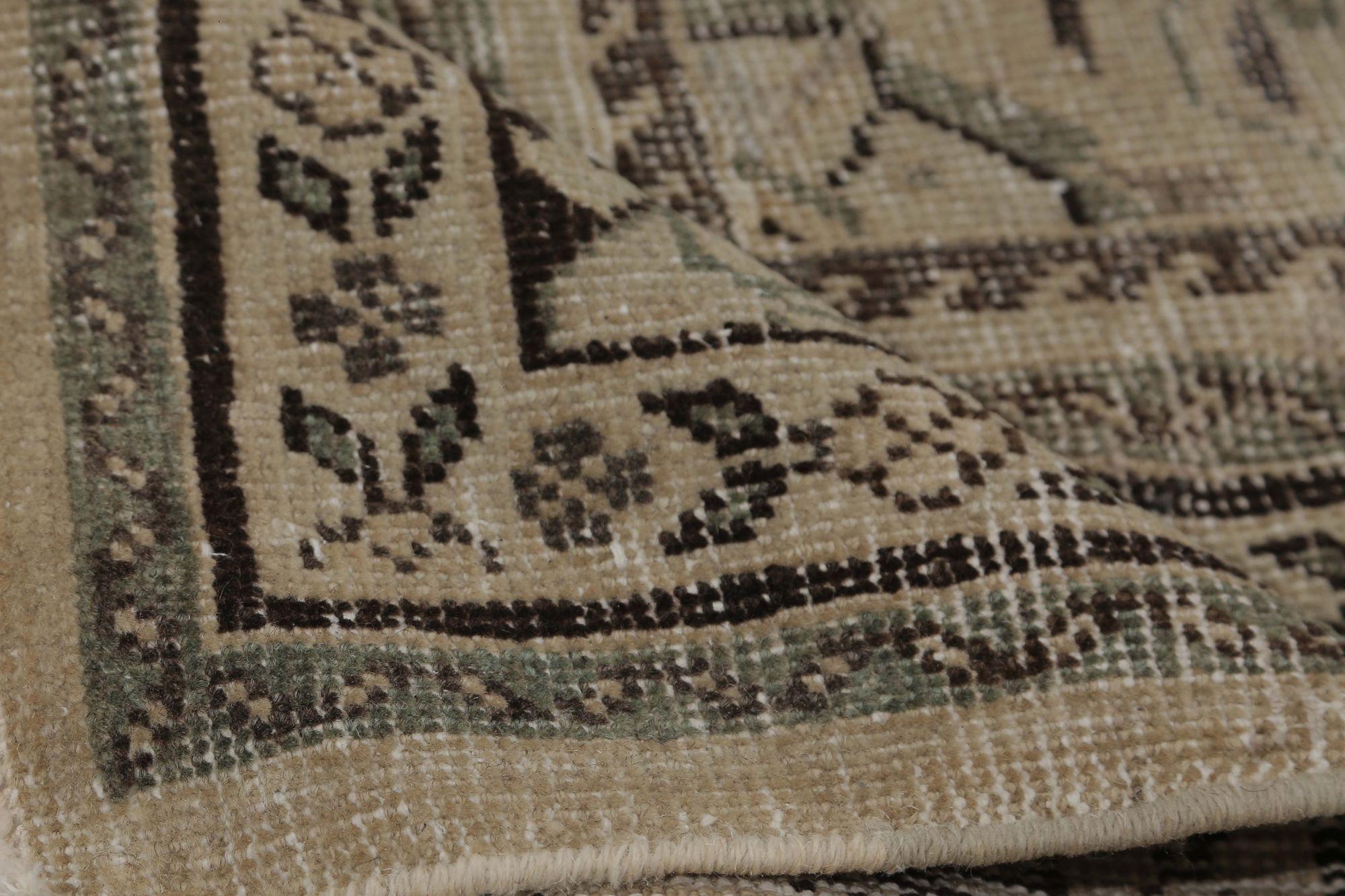 Scopri l'eleganza dei tappeti persiani Mahal, caratterizzati da tappeti d'area del 1910. Progettato con Lana e Marrone-Taupe, questo design esclusivo è perfetto per valorizzare il tuo spazio.