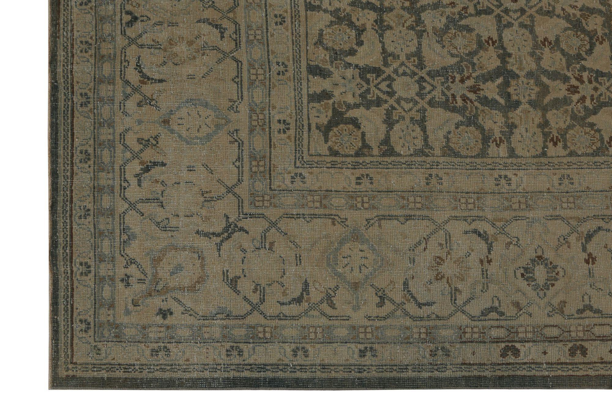 Entdecken Sie die Eleganz von Persian Mahal mit Teppichen aus der Zeit um 1910. Dieses exklusive Design aus Wolle und BrownTaupe ist perfekt, um Ihren Raum zu verschönern.