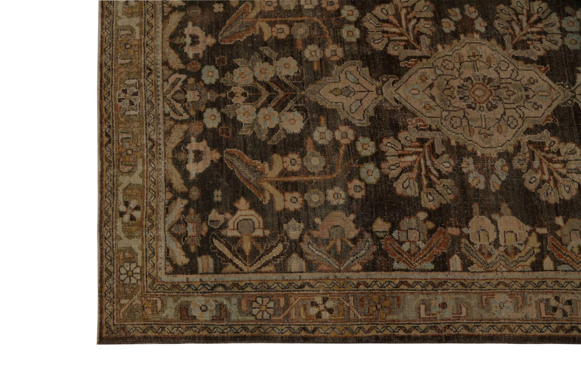 Scopri l'eleganza dei tappeti persiani Mahal. Progettato con Lana e Marrone-Taupe, questo design esclusivo è perfetto per valorizzare il tuo spazio.