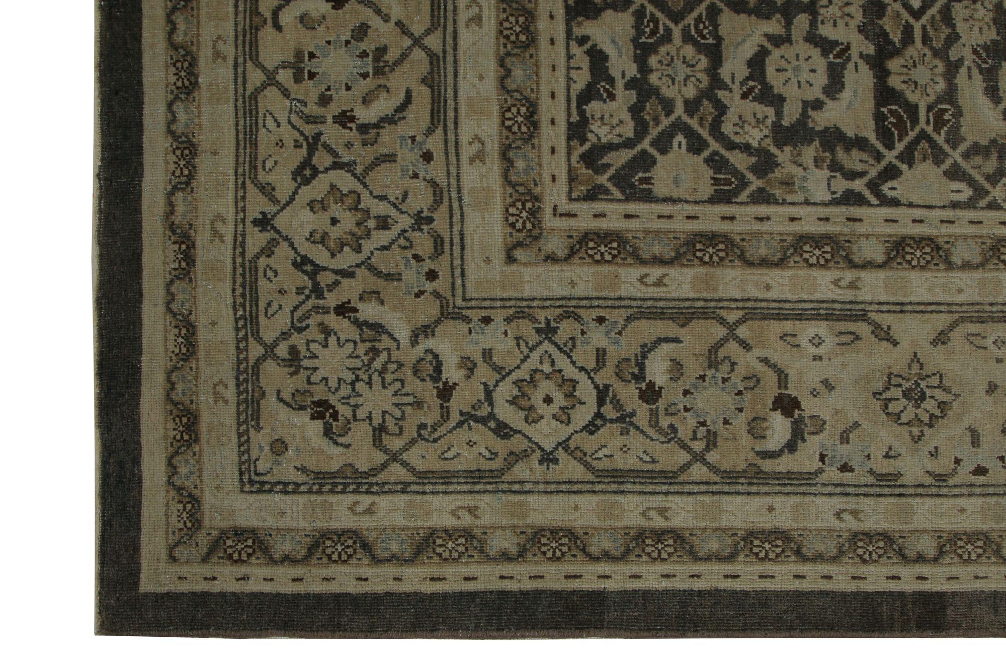 Entdecken Sie die Eleganz von Persian Mahal mit Teppichen aus der Zeit um 1910. Dieses exklusive Design aus Wolle und BrownTaupe ist perfekt, um Ihren Raum zu verschönern.