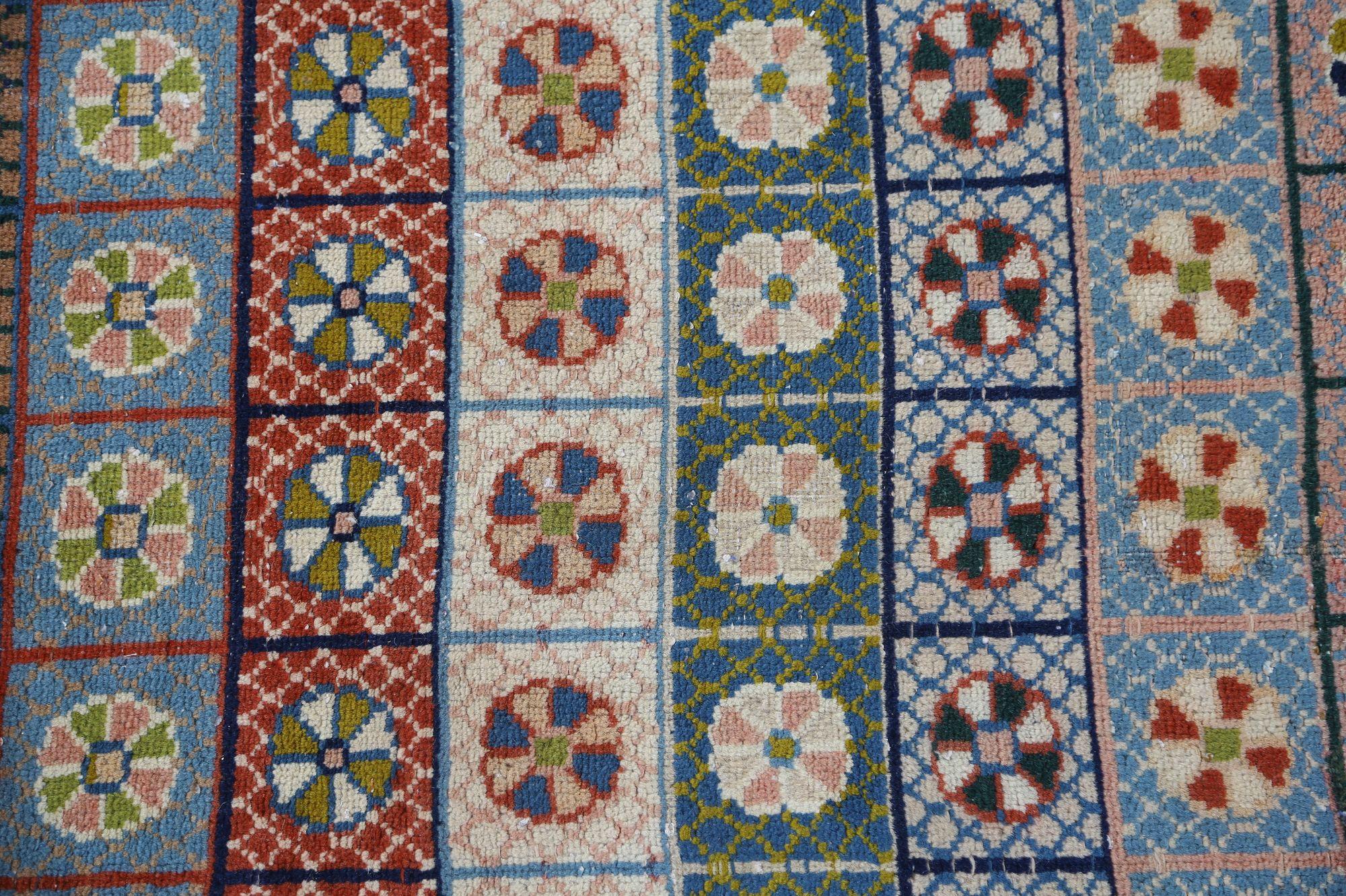 Entdecken Sie die Eleganz von Persian Mahal mit Teppichen aus der Zeit um 1940. Dieses exklusive Design in den Farben Wolle und GrünElfenbeinMarineblauPurpurrot ist perfekt, um Ihren Raum zu verschönern.