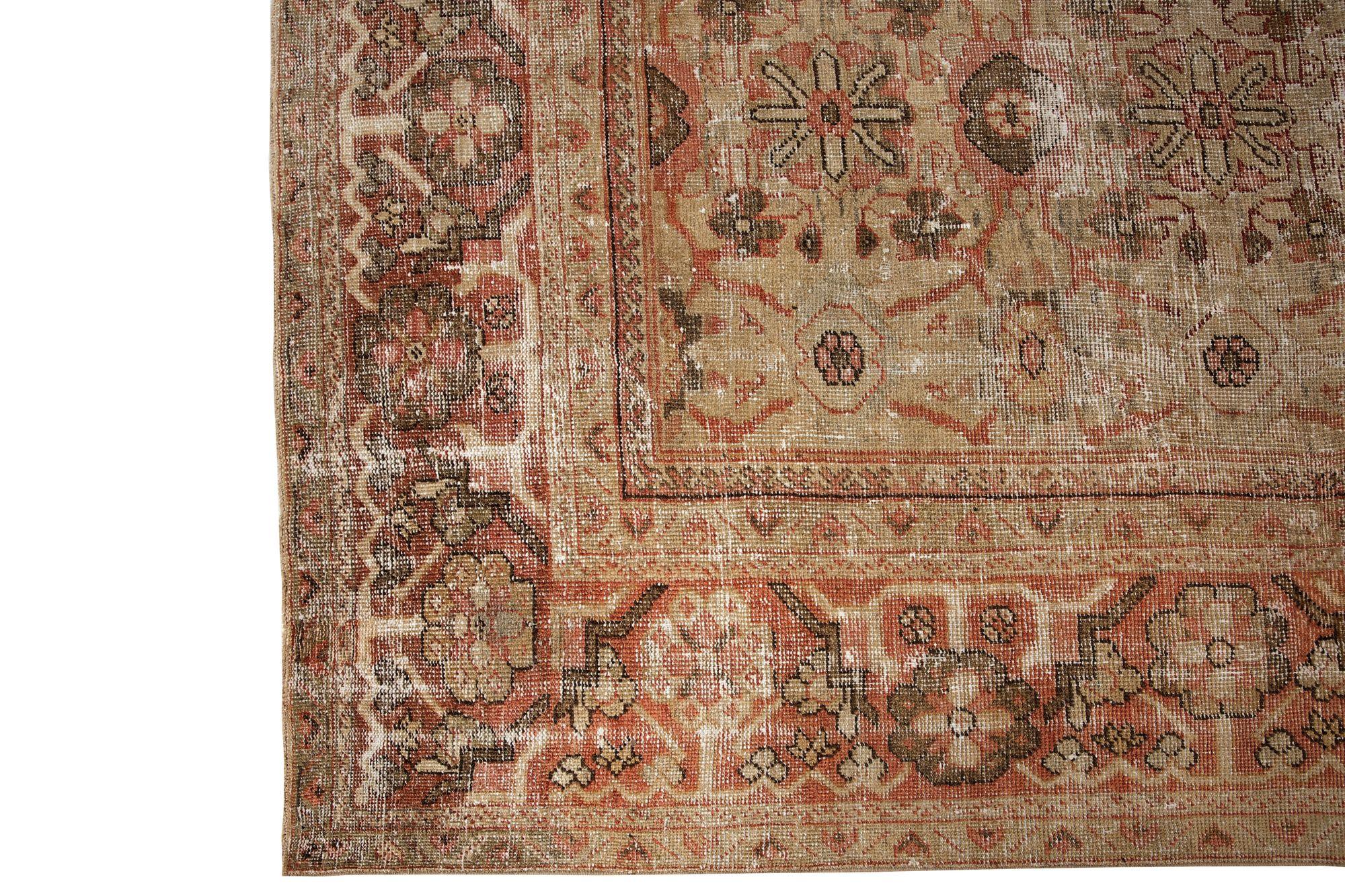 Entdecken Sie die Eleganz von Persian Mahal mit Teppichen aus der Zeit um 1910. Dieses exklusive Design aus Wolle und Taupe ist perfekt, um Ihren Raum zu verschönern.