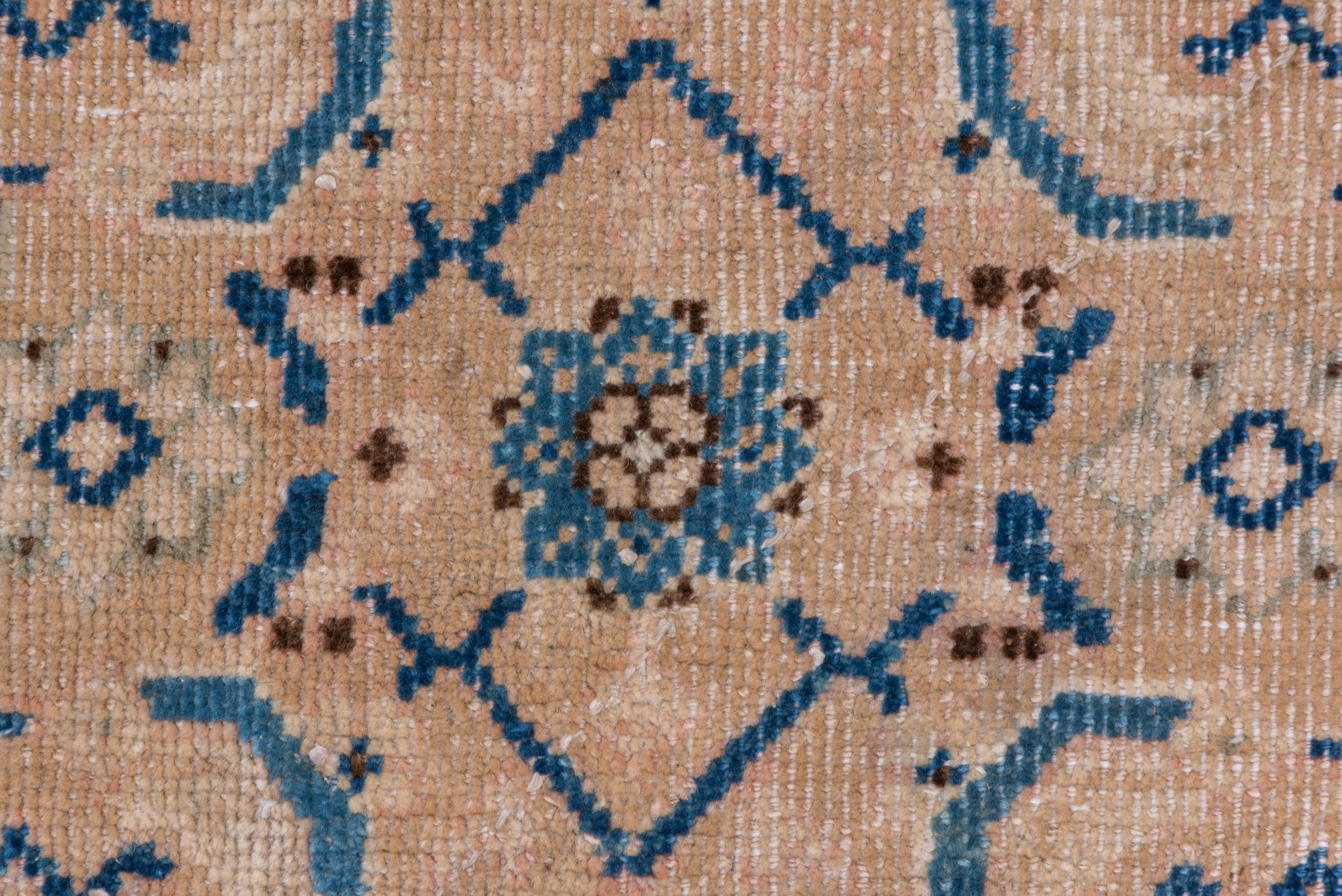 Persian Mahal Carpet, Light Palette For Sale 4