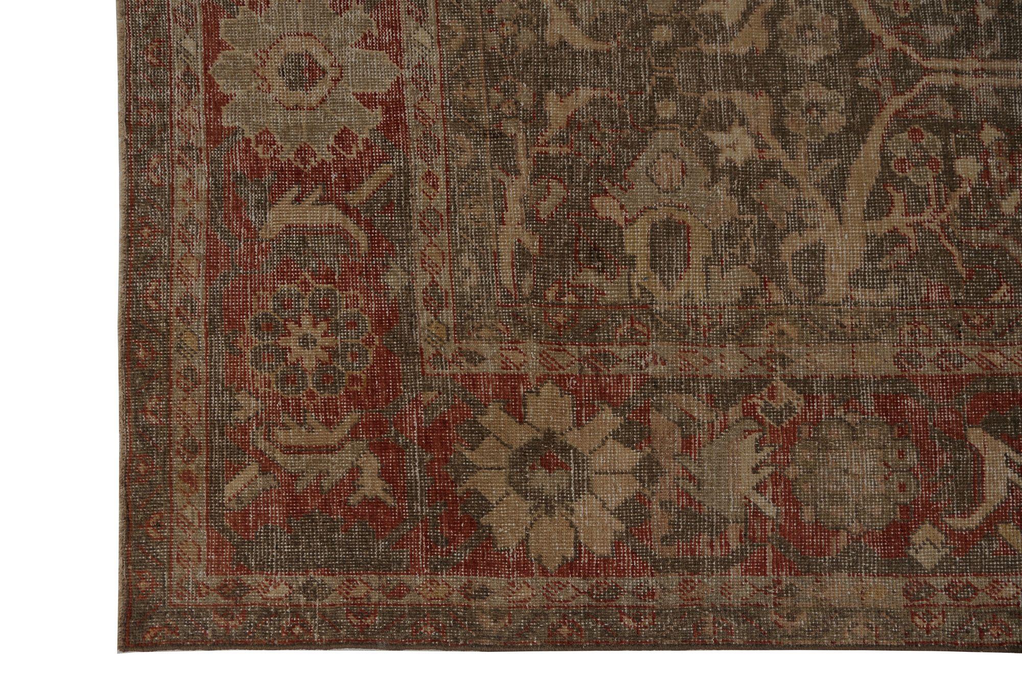 Scopri l'eleganza del tappeto persiano Mahal, caratterizzato da un formato Over Size Rug in CIRCA 1880. Progettato con lana e marrone-avorio-rosso, questo design esclusivo è perfetto per valorizzare il tuo spazio.