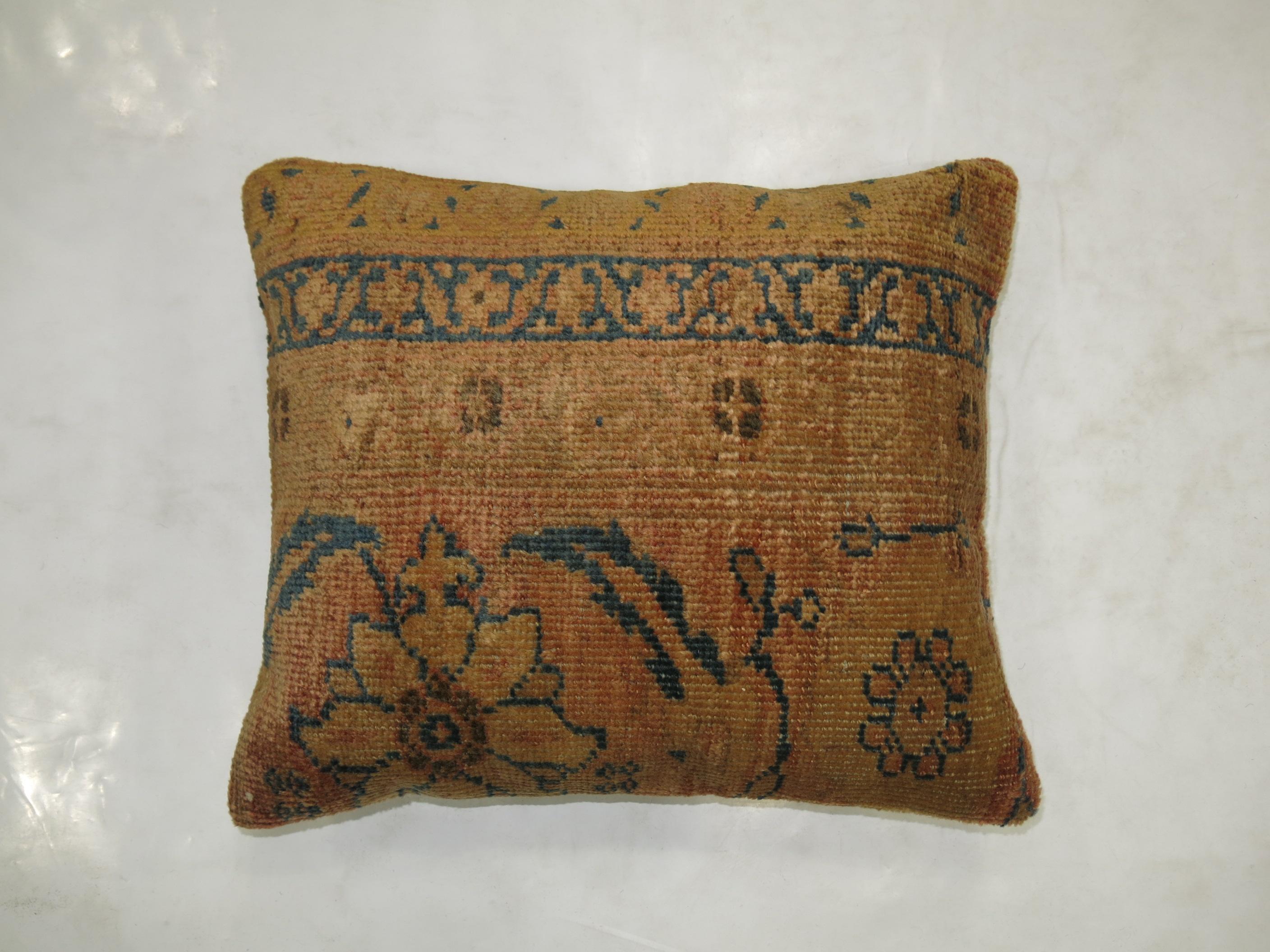 Persian Mahal Rug Pillow In Good Condition For Sale In New York, NY