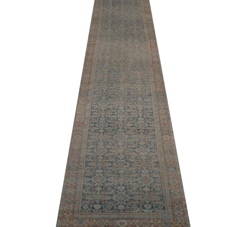 Entdecken Sie die Eleganz des persischen Mahal mit dem Läufer von CIRCA 1880. Dieses exklusive Design aus Wolle und Blau-Elfenbein-Rosa ist perfekt, um Ihren Raum zu verschönern.