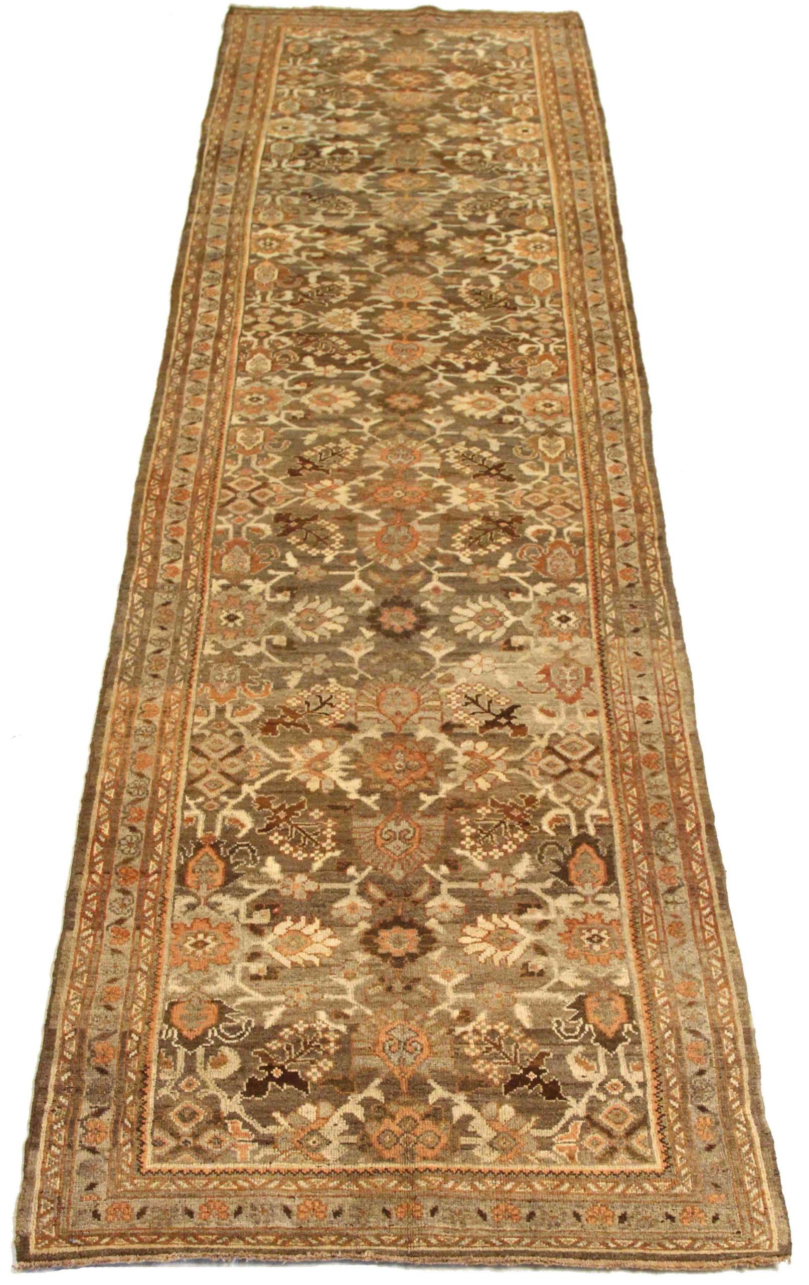 Entdecken Sie die Eleganz des persischen Mahal mit dem Läufer von CIRCA 1880. Dieses exklusive Design aus Wolle und Braun-Elfenbein-Rosa ist perfekt, um Ihren Raum zu verschönern.