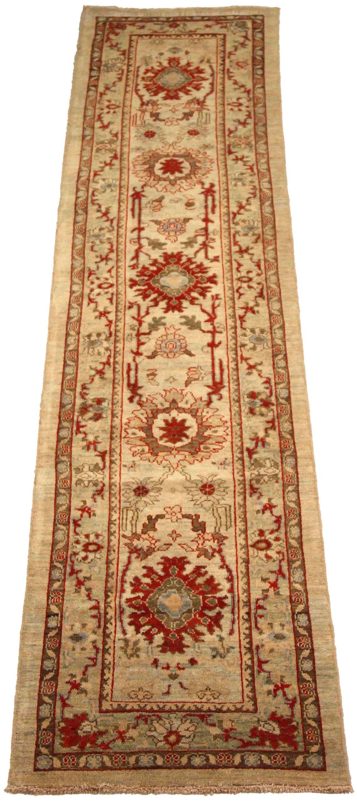 Entdecken Sie die Eleganz des persischen Mahal mit dem Läufer von CIRCA 1880. Dieses exklusive Design aus Wolle und GreenIvoryRed ist perfekt, um Ihren Raum zu verschönern.
