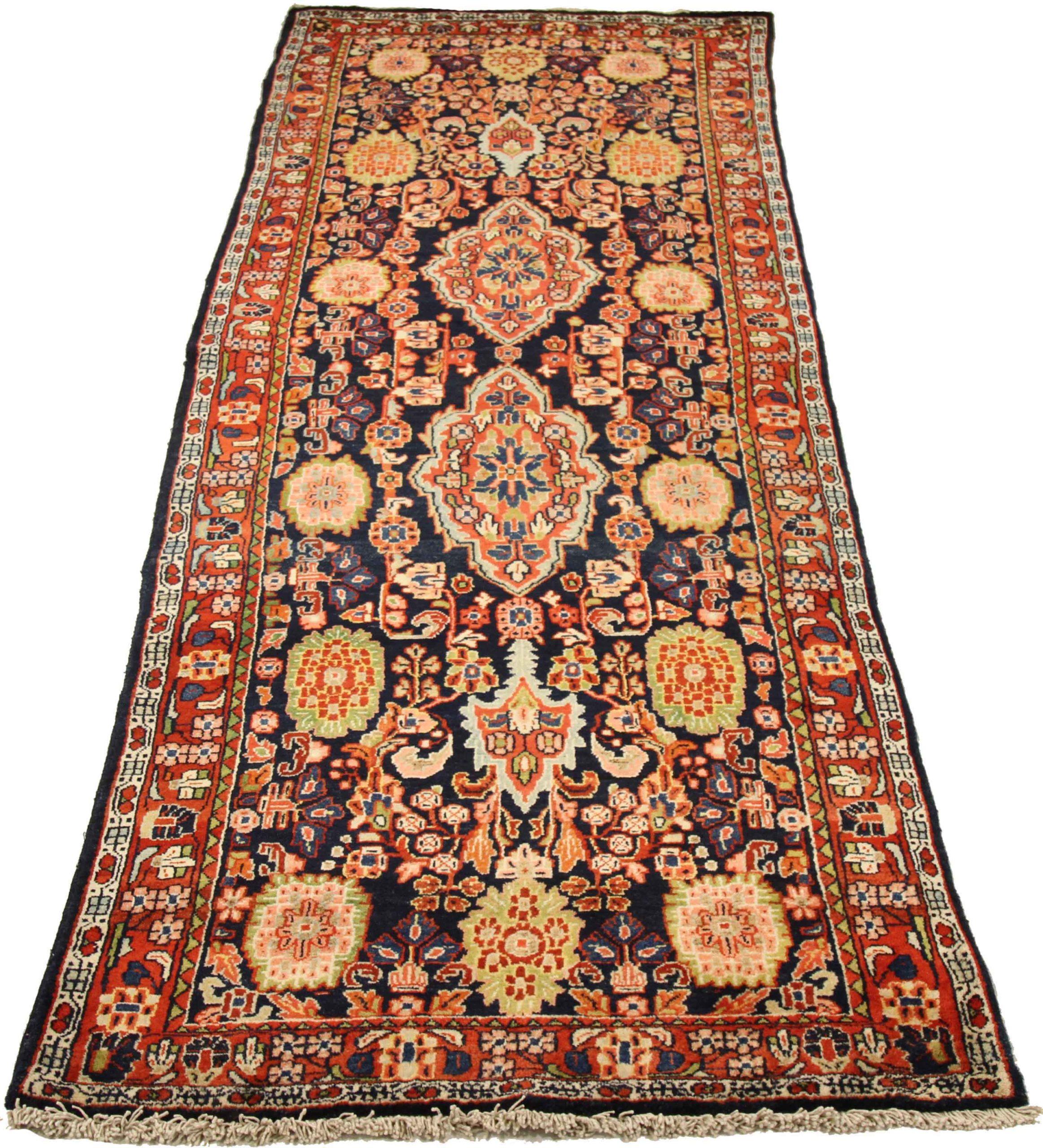 Entdecken Sie die Eleganz des persischen Mahal mit dem Läufer von CIRCA 1880. Dieses exklusive Design in den Farben Wolle und GrünMarineblauRot ist perfekt, um Ihren Raum zu verschönern.