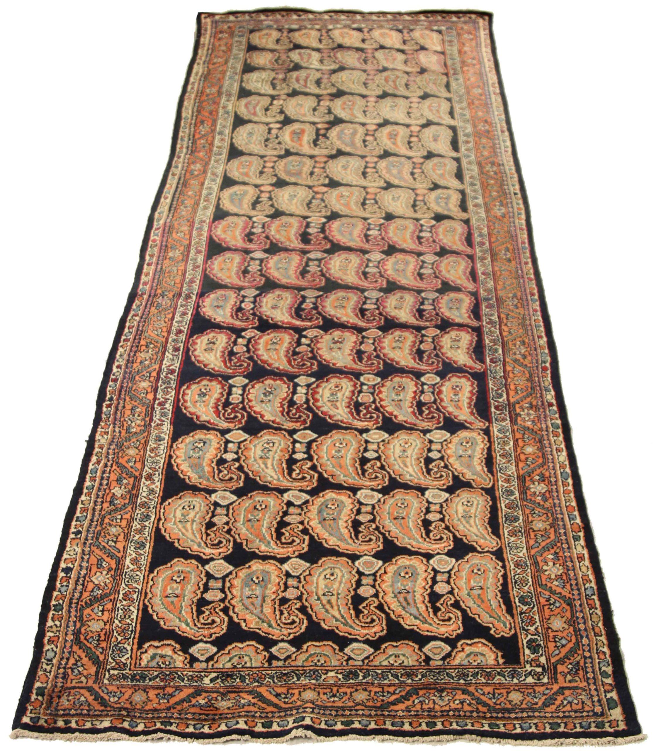 Entdecken Sie die Eleganz des persischen Mahal mit dem Läufer von CIRCA 1880. Dieses exklusive Design aus Wolle und ElfenbeinMarineblauRot ist perfekt, um Ihren Raum zu verschönern.