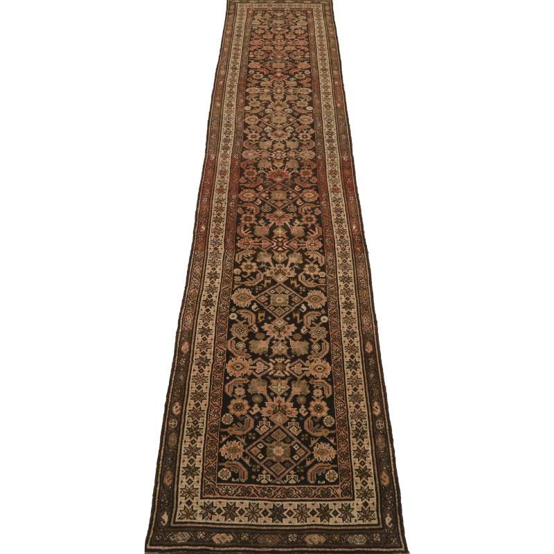 Entdecken Sie die Eleganz des persischen Mahal mit dem Läufer von CIRCA 1910. Dieses exklusive Design aus Wolle und Schwarz-Elfenbein-Rot ist perfekt, um Ihren Raum aufzuwerten.