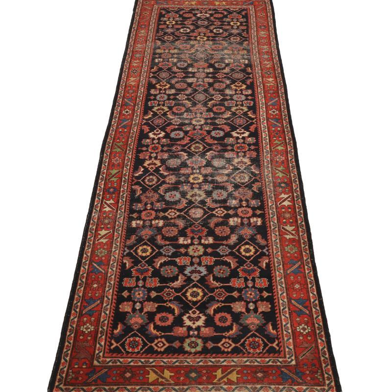 Scopri l'eleganza del tappeto persiano Mahal, caratterizzato da Runner Rug di CIRCA 1910. Progettato con lana e BlackRed, questo design esclusivo è perfetto per valorizzare il tuo spazio.