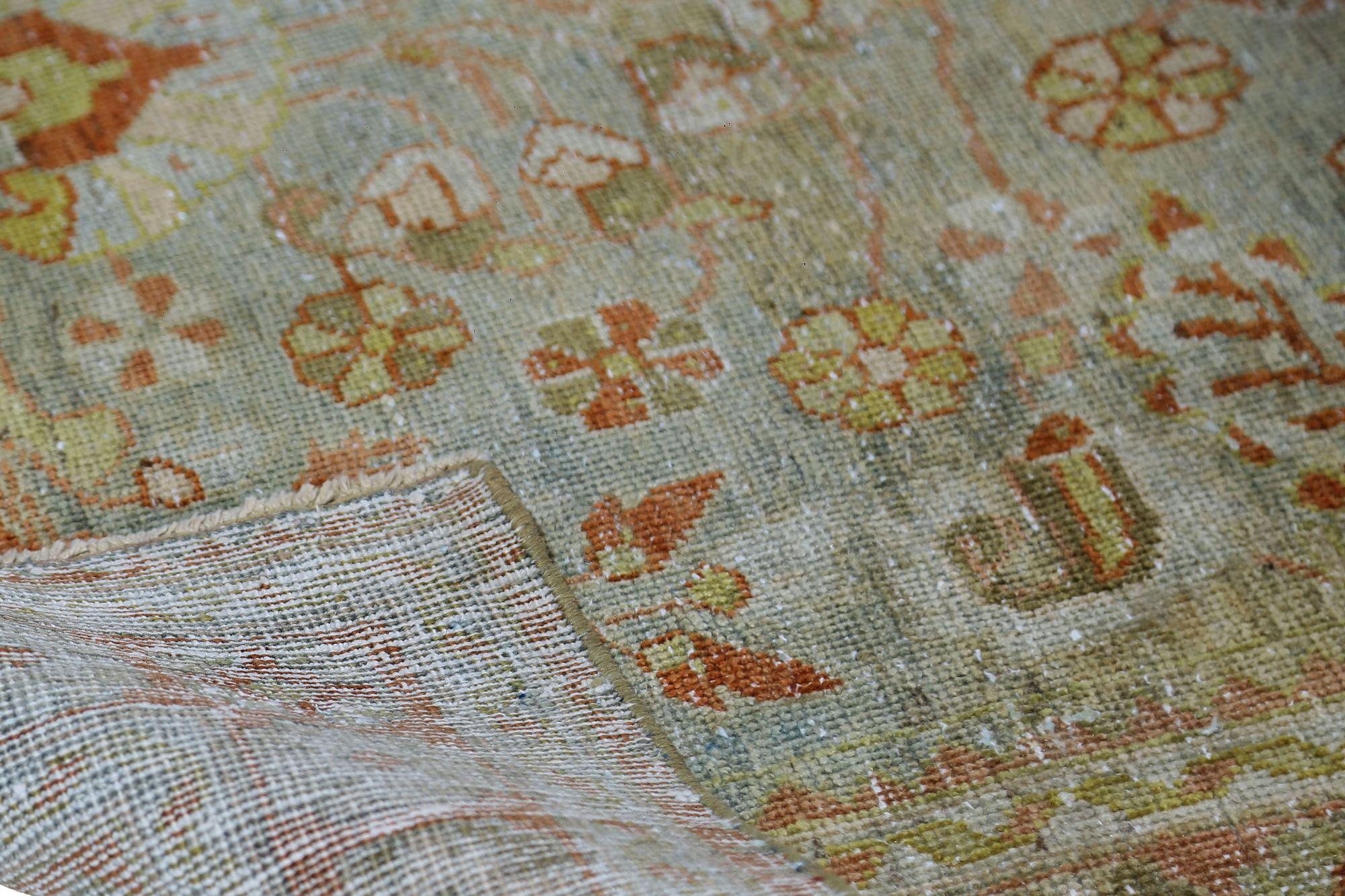 Entdecken Sie die Eleganz des persischen Mahal mit dem Läufer von CIRCA 1880. Dieses exklusive Design aus Wolle und BlueGreen ist perfekt, um Ihren Raum zu verschönern.