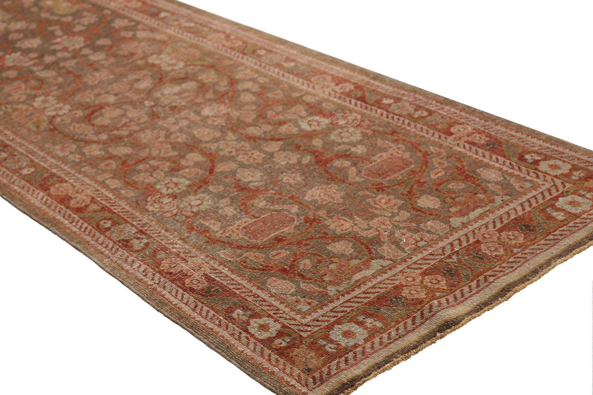 Entdecken Sie die Eleganz des persischen Mahal mit dem Läufer von CIRCA 1910. Dieses exklusive Design aus Wolle und Braun ist perfekt, um Ihren Raum zu verschönern.