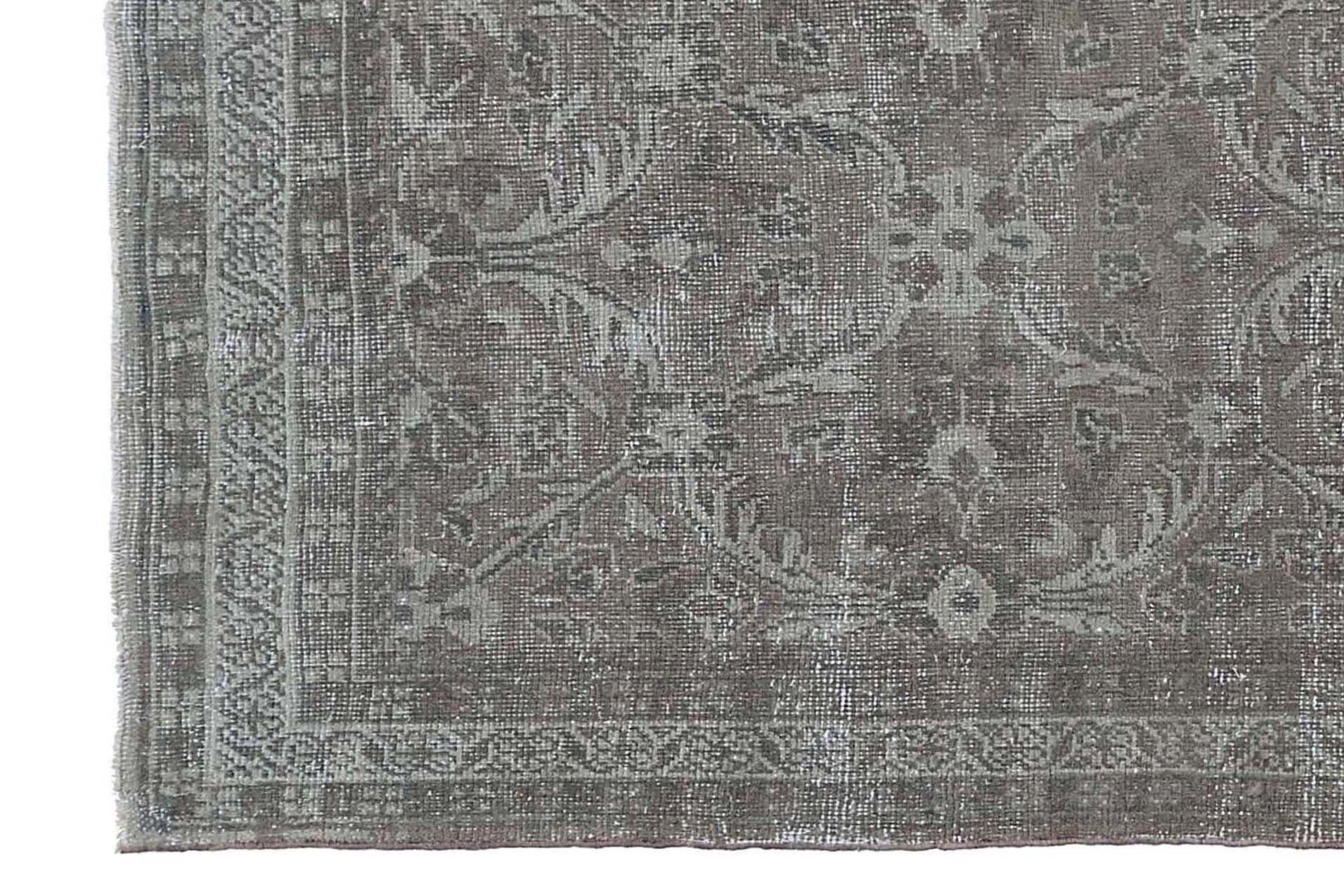 Entdecken Sie die Eleganz des persischen Mahal mit dem Läufer von CIRCA 1880. Dieses exklusive Design aus Wolle und Braun ist perfekt, um Ihren Raum zu verschönern.
