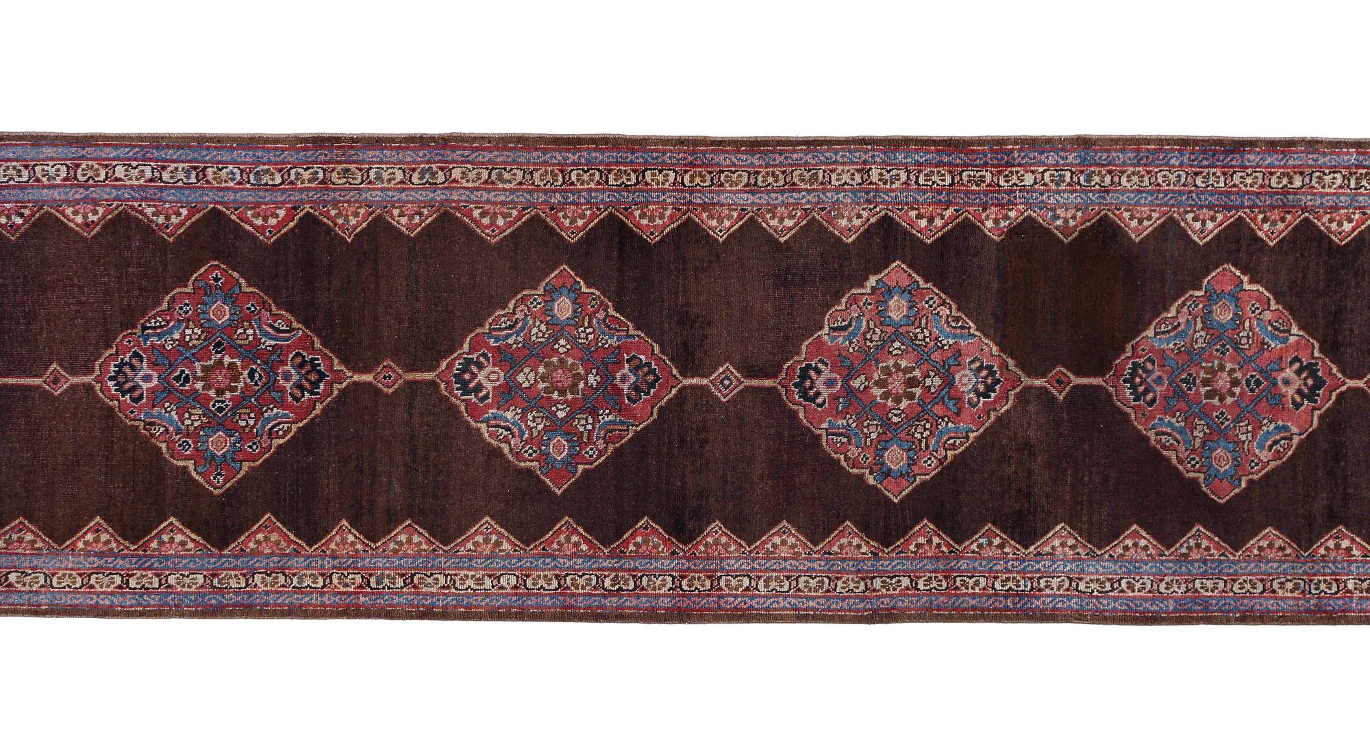 Scopri l'eleganza del tappeto persiano Mahal, caratterizzato da Runner Rug di CIRCA 1910. Progettato in lana e marrone, questo design esclusivo è perfetto per valorizzare il tuo spazio.