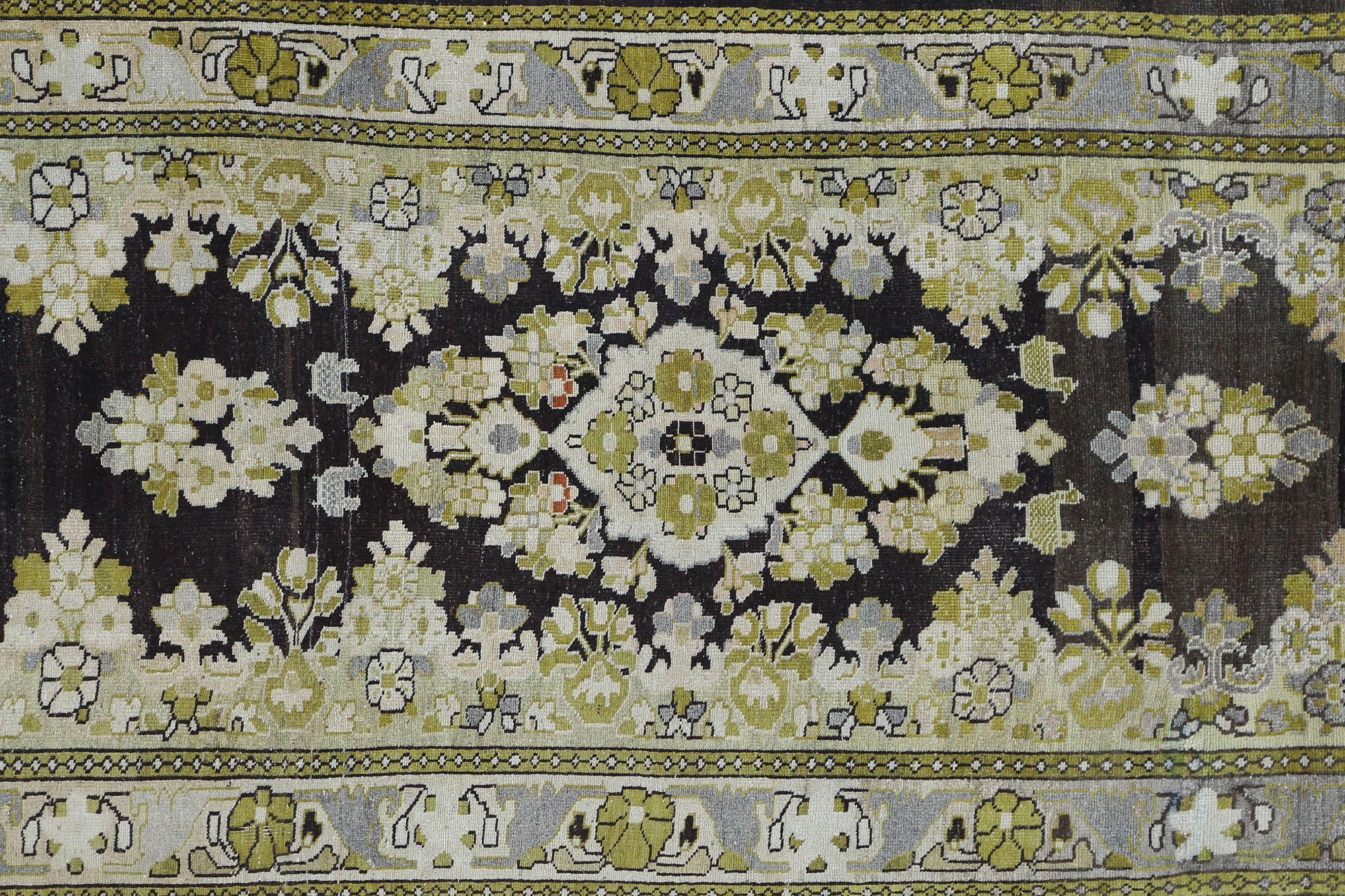 Scopri l'eleganza del tappeto persiano Mahal, caratterizzato da Runner Rug di CIRCA 1910. Progettato con lana e marrone-verde-avorio, questo design esclusivo è perfetto per valorizzare il tuo spazio.