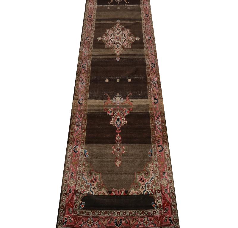 Scopri l'eleganza del tappeto persiano Mahal, caratterizzato da Runner Rug di CIRCA 1880. Progettato con lana e marrone-avorio-rosa, questo design esclusivo è perfetto per valorizzare il tuo spazio.