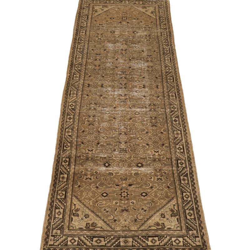 Entdecken Sie die Eleganz des persischen Mahal mit dem Läufer von CIRCA 1910. Dieses exklusive Design aus Wolle und Braun-Elfenbein-Taupe ist perfekt, um Ihren Raum zu verschönern.