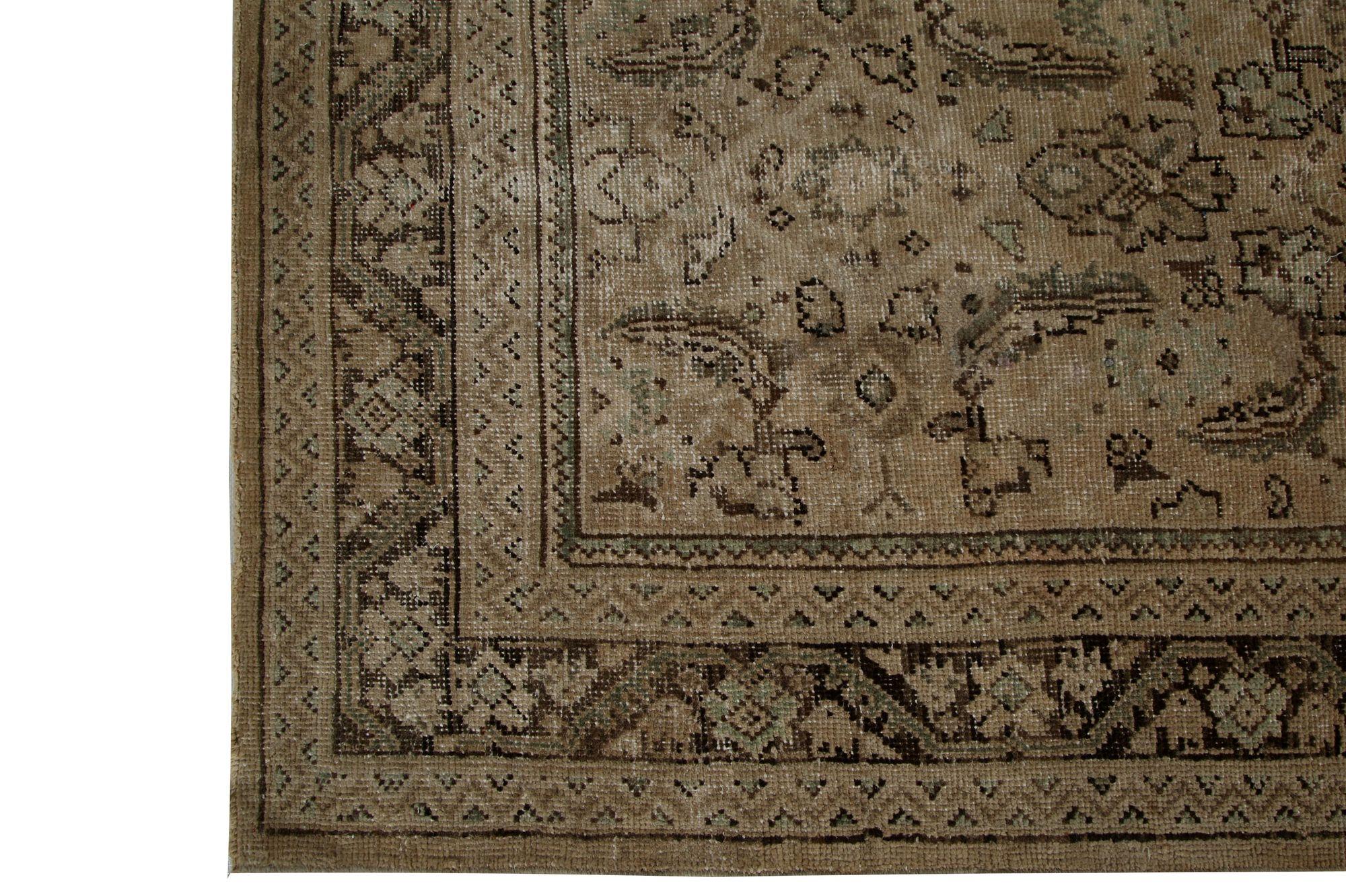 Scopri l'eleganza del tappeto persiano Mahal, caratterizzato da Runner Rug di CIRCA 1910. Progettato con Lana e Marrone-Taupe, questo design esclusivo è perfetto per valorizzare il tuo spazio.