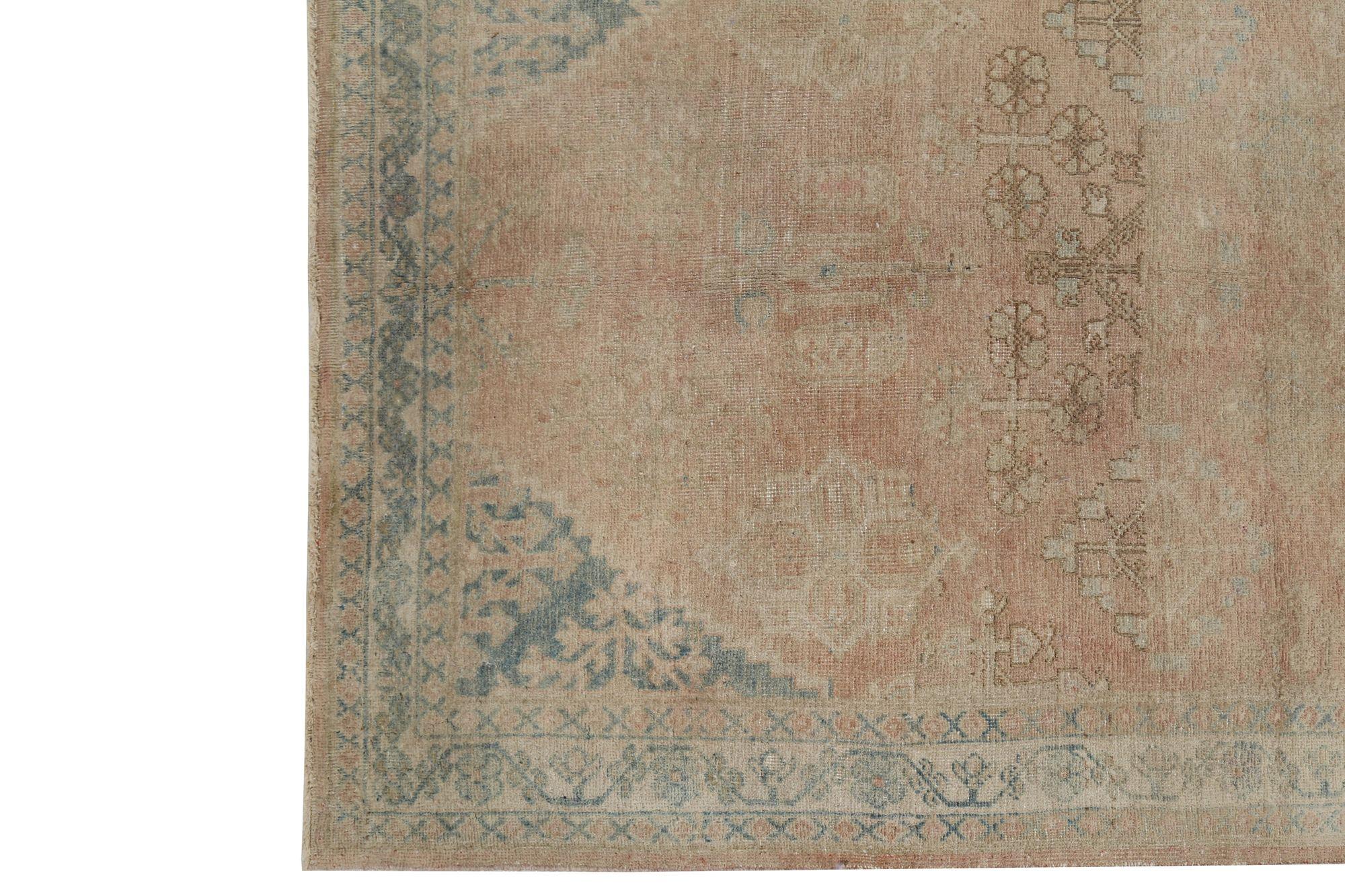 Entdecken Sie die Eleganz des persischen Mahal mit dem Läufer von CIRCA 1910. Dieses exklusive Design aus Wolle und IvoryLight BluePink eignet sich perfekt, um Ihren Raum zu verschönern.
