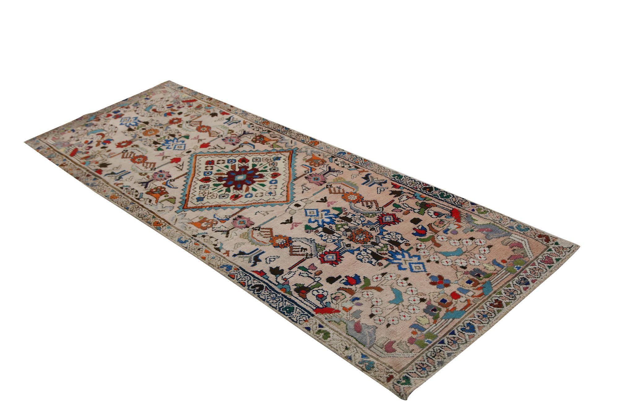 Entdecken Sie die Eleganz des persischen Mahal mit Läufer. Dieses exklusive Design aus Wolle und Elfenbeinrosa ist perfekt, um Ihren Raum zu verschönern.
