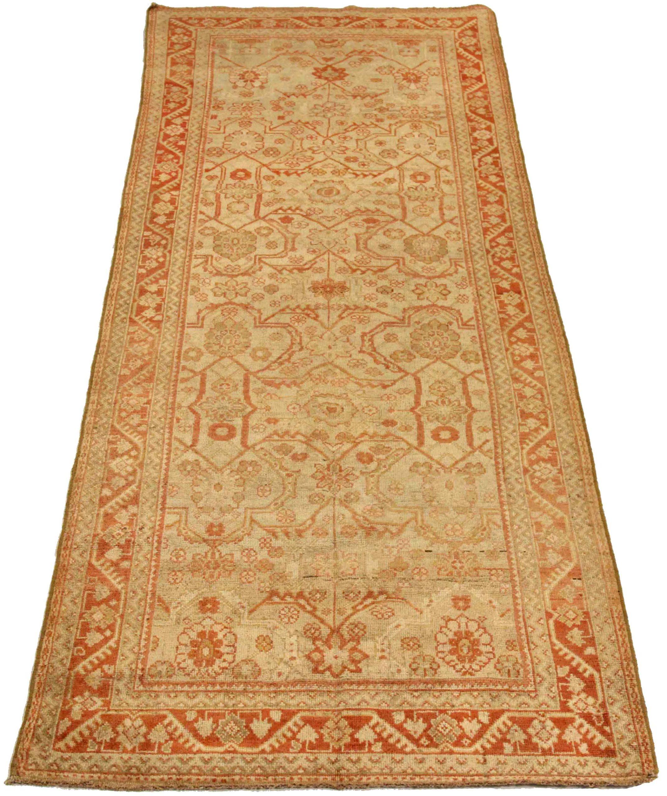 Entdecken Sie die Eleganz des persischen Mahal mit dem Läufer von CIRCA 1880. Dieses exklusive Design aus Wolle und Elfenbeinrot ist perfekt, um Ihren Raum zu verschönern.