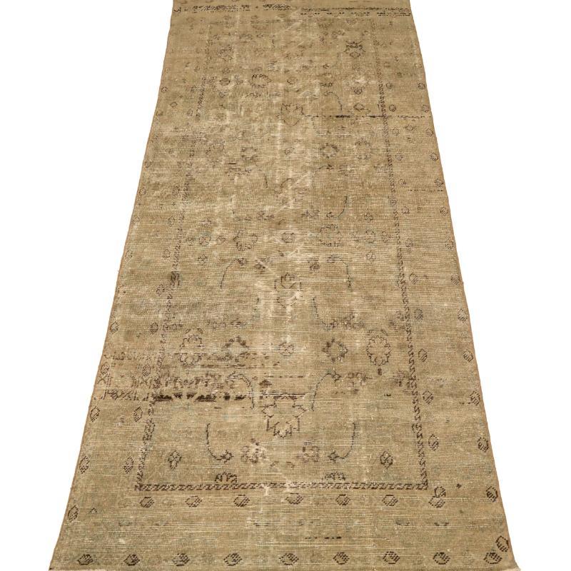 Scopri l'eleganza del tappeto persiano Mahal, caratterizzato da Runner Rug di CIRCA 1910. Progettato con lana e IvoryTaupe, questo design esclusivo è perfetto per valorizzare il tuo spazio.