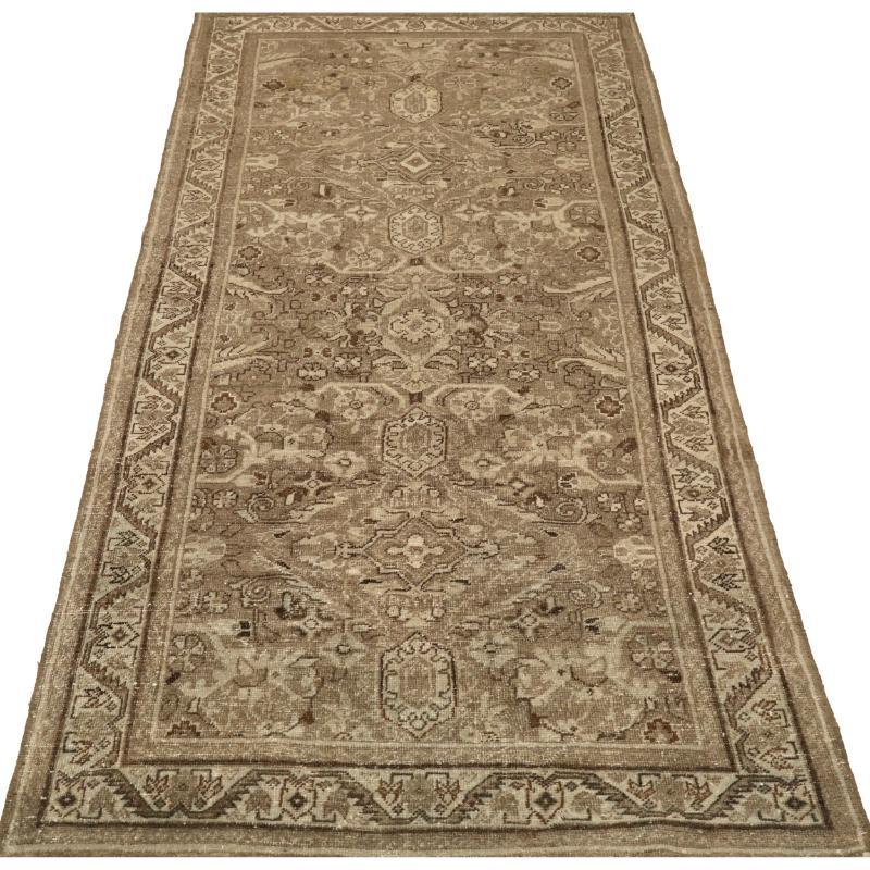 Scopri l'eleganza del tappeto persiano Mahal, caratterizzato da Runner Rug di CIRCA 1910. Progettato con lana e IvoryTaupe, questo design esclusivo è perfetto per valorizzare il tuo spazio.