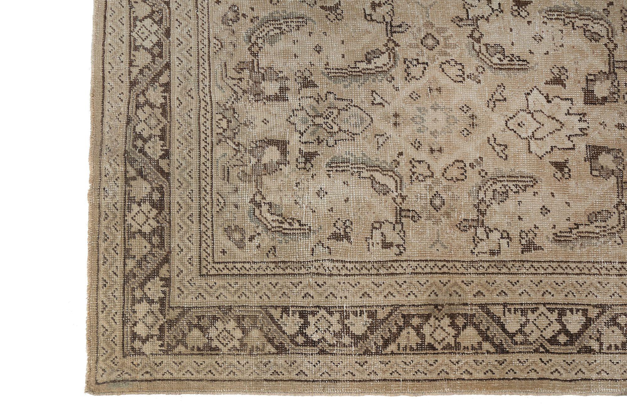 Scopri l'eleganza del tappeto persiano Mahal, caratterizzato da Runner Rug di CIRCA 1910. Progettato con lana e IvoryTaupe, questo design esclusivo è perfetto per valorizzare il tuo spazio.
