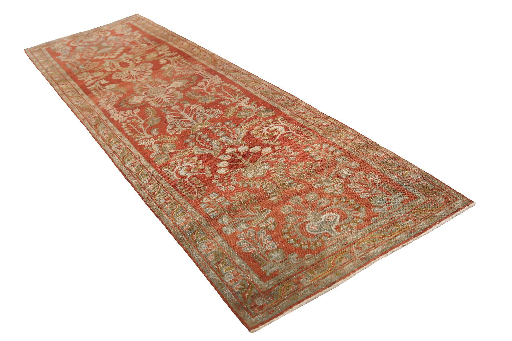 Entdecken Sie die Eleganz des persischen Mahal mit dem Läufer von CIRCA 1910. Dieses exklusive Design aus Wolle und Rot ist perfekt, um Ihren Raum zu verschönern.