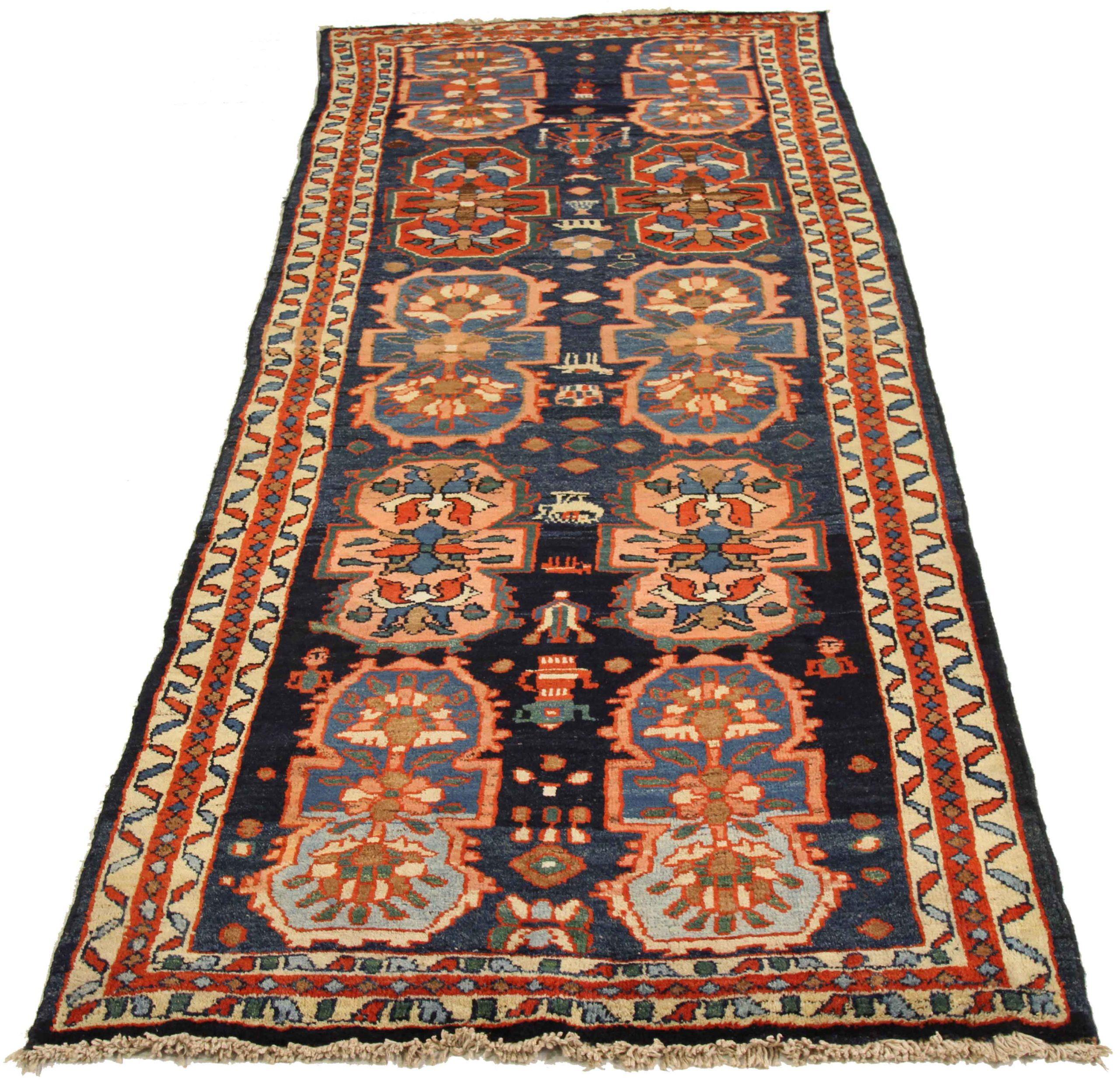 Entdecken Sie die Eleganz des persischen Mahal mit dem kleinen Teppich CIRCA 1880. Mit Wolle und BluePinkRed entworfen, ist dieses exklusive Design perfekt, um Ihren Raum zu verschönern.