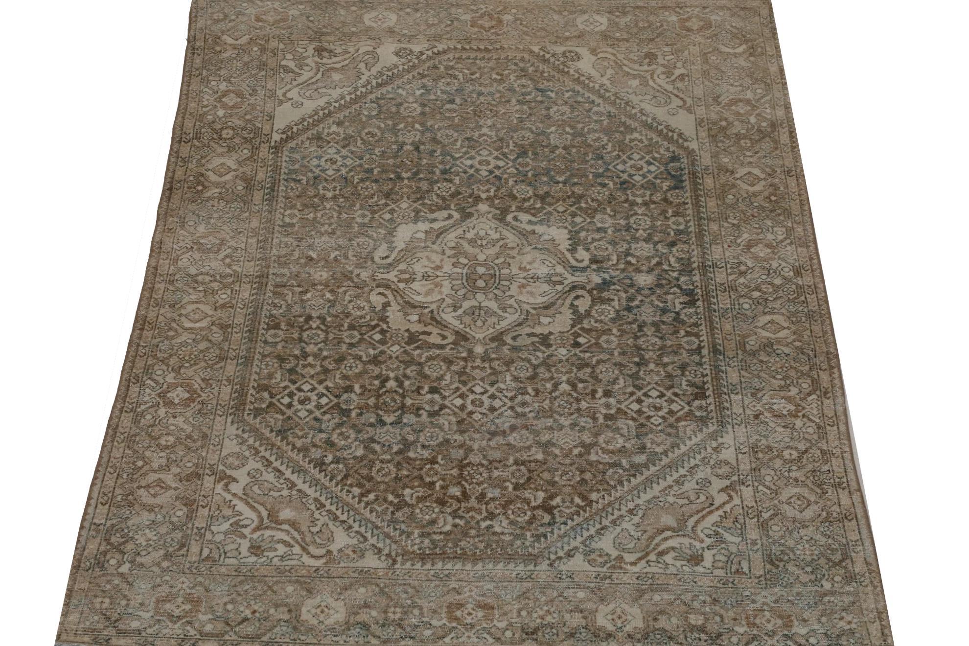 Entdecken Sie die Eleganz des persischen Mahal mit dem kleinen Teppich CIRCA 1880. Dieses exklusive Design aus Wolle und Braun-Elfenbein-Taupe ist perfekt, um Ihren Raum zu verschönern.