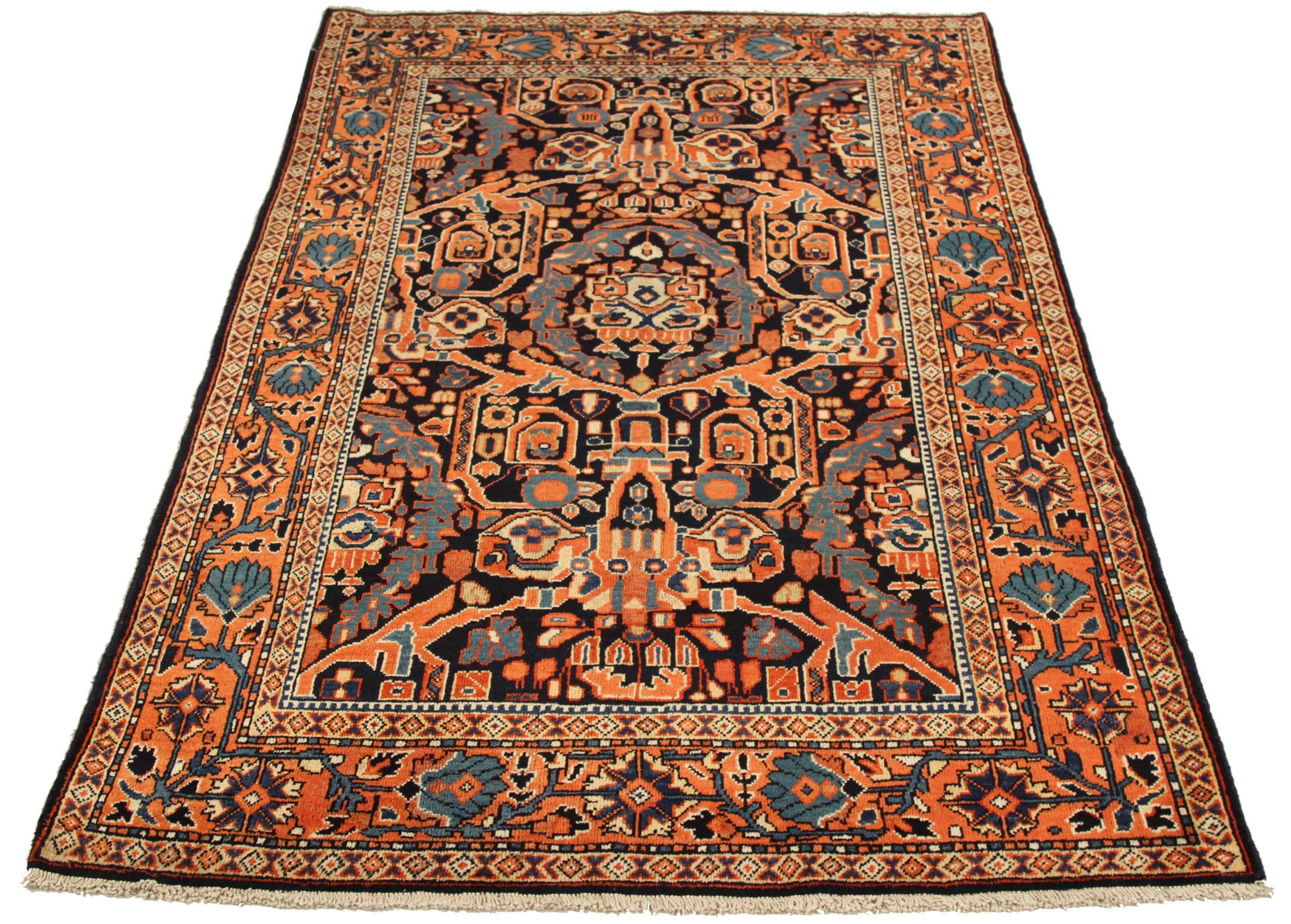 Descubre la elegancia de la Alfombra Persa Mahal Pequeña de Circa 1880. Diseñado con lana y colores marfil, azul marino y naranja, este diseño exclusivo es perfecto para realzar tu espacio.