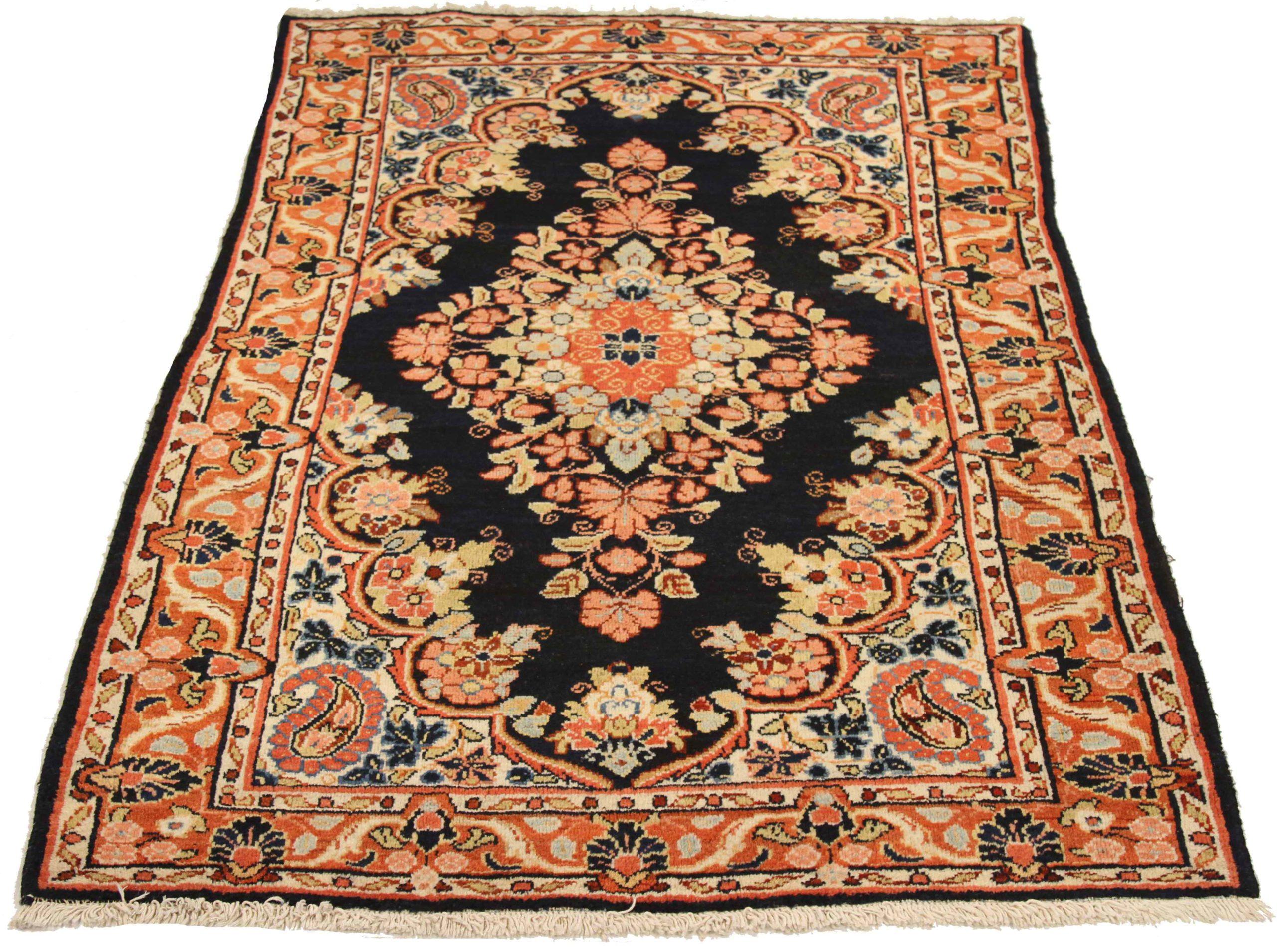 Scopri l'eleganza del Tappeto persiano Mahal di piccole dimensioni del 1880. Progettato con lana e avorio e blu-rosa, questo design esclusivo è perfetto per valorizzare il tuo spazio.