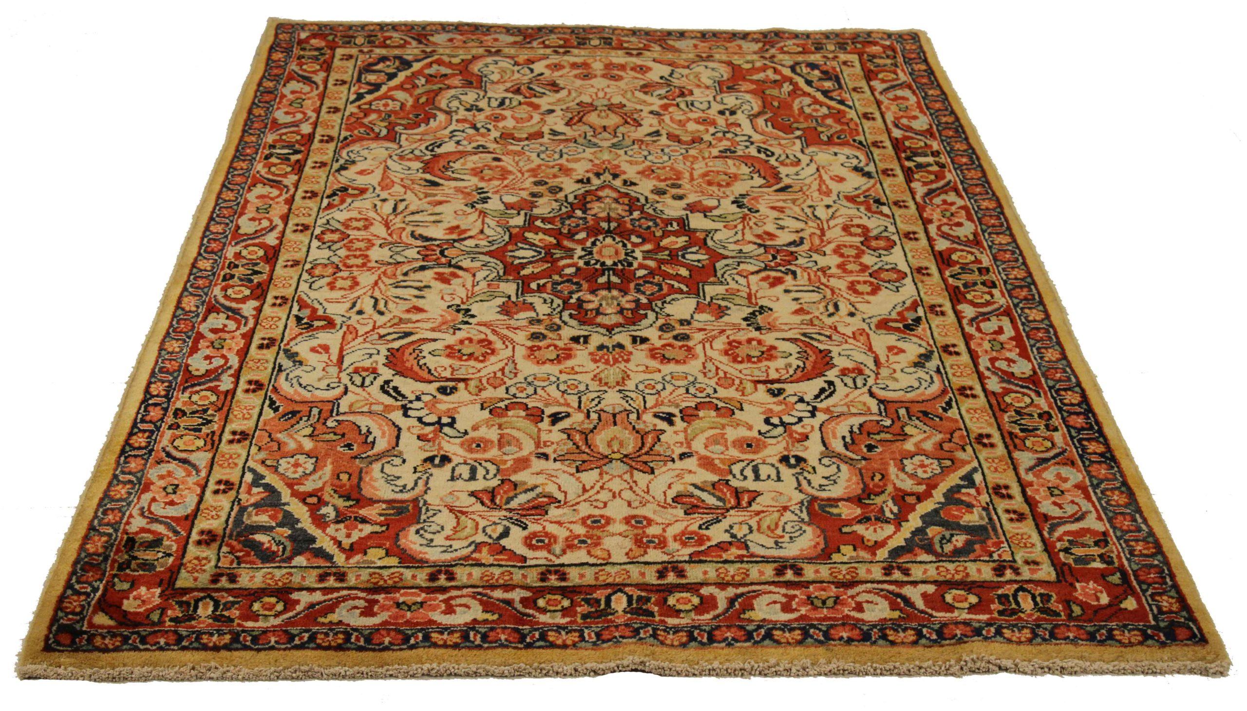Scopri l'eleganza del Tappeto persiano Mahal di piccole dimensioni del 1910. Progettato con lana e IvoryRed, questo design esclusivo è perfetto per valorizzare il tuo spazio.