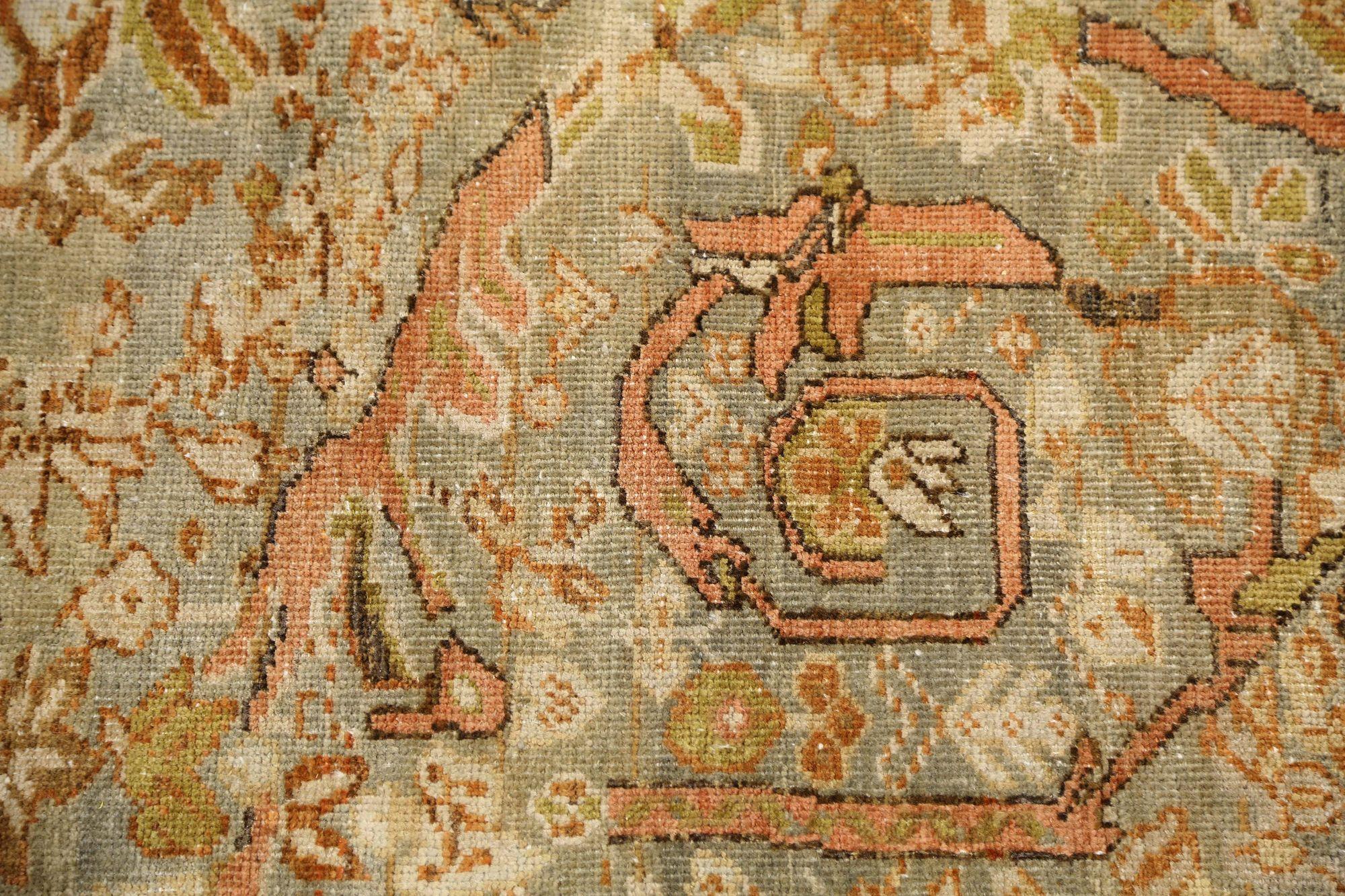 Entdecken Sie die Eleganz des persischen Mahal mit dem kleinen Teppich CIRCA 1910. Dieses exklusive Design mit Wolle und BlueRed ist perfekt, um Ihren Raum zu verschönern.